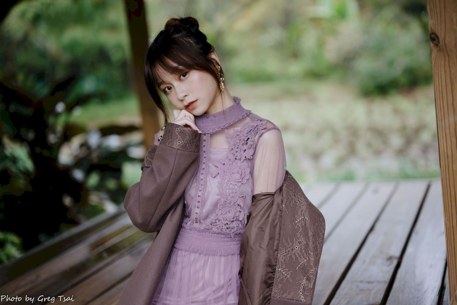 畊畊浅紫色蕾丝上衣花园暖调氛围摄影‌