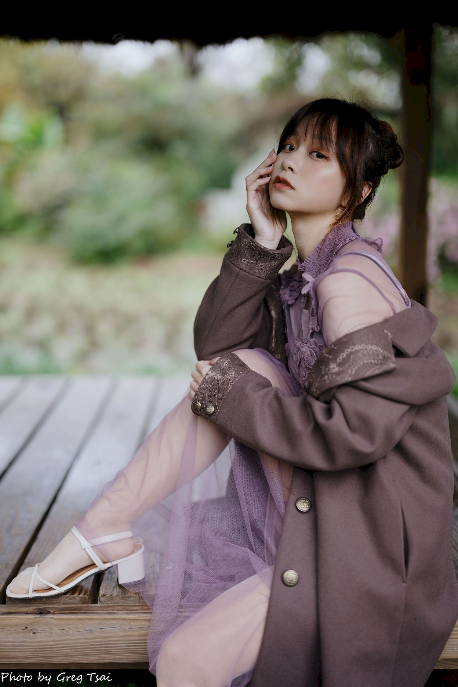 畊畊浅紫色蕾丝上衣花园暖调氛围摄影‌