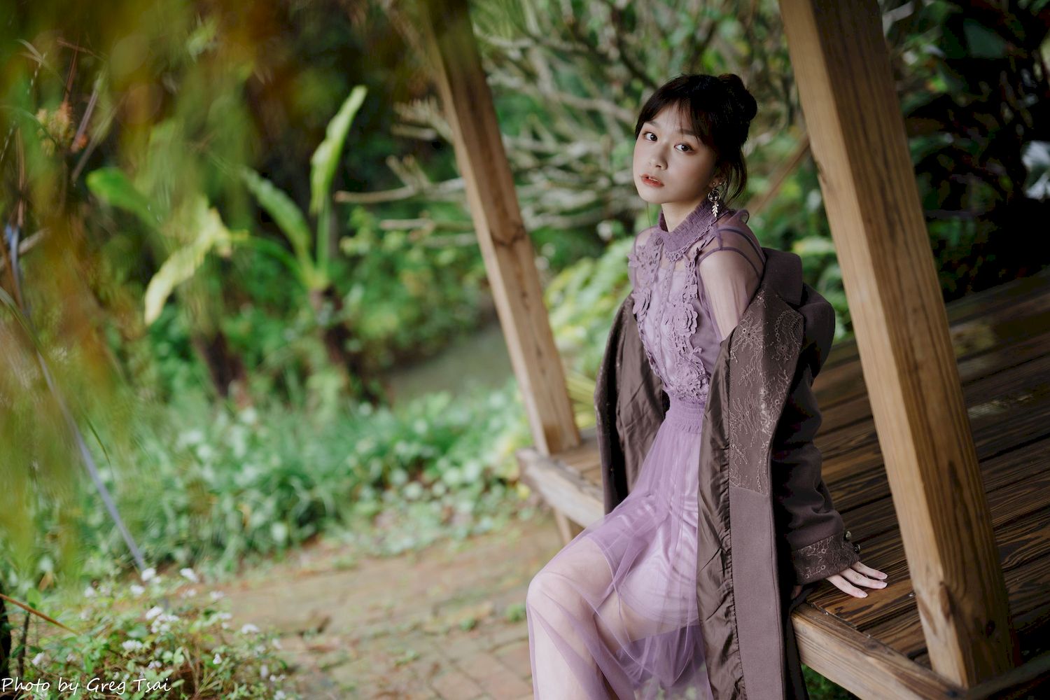 畊畊浅紫色蕾丝上衣花园暖调氛围摄影‌