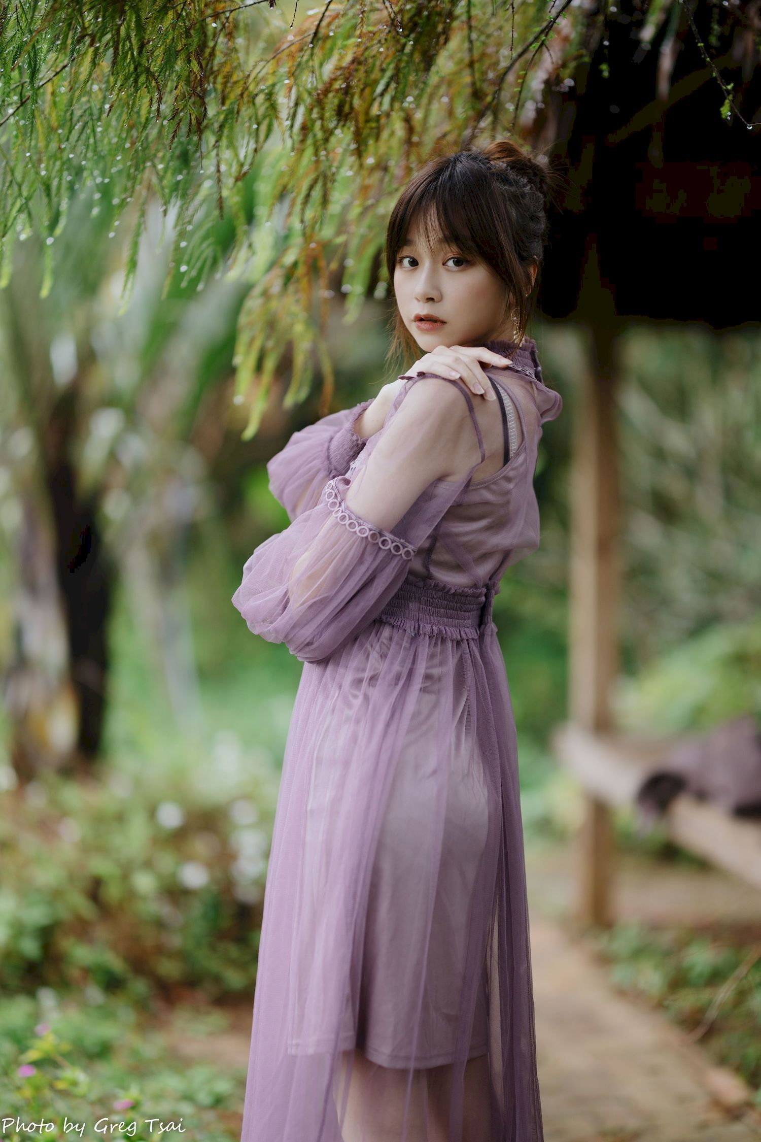 畊畊浅紫色蕾丝上衣花园暖调氛围摄影‌