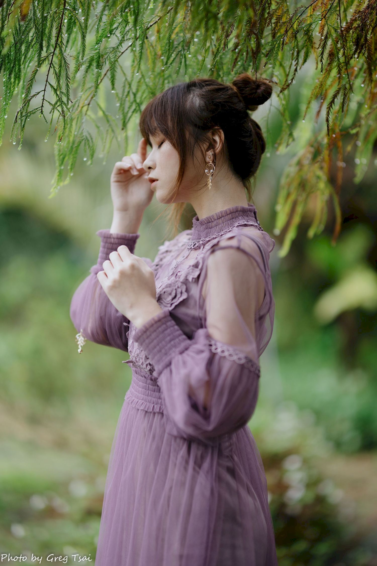 畊畊浅紫色蕾丝上衣花园暖调氛围摄影‌