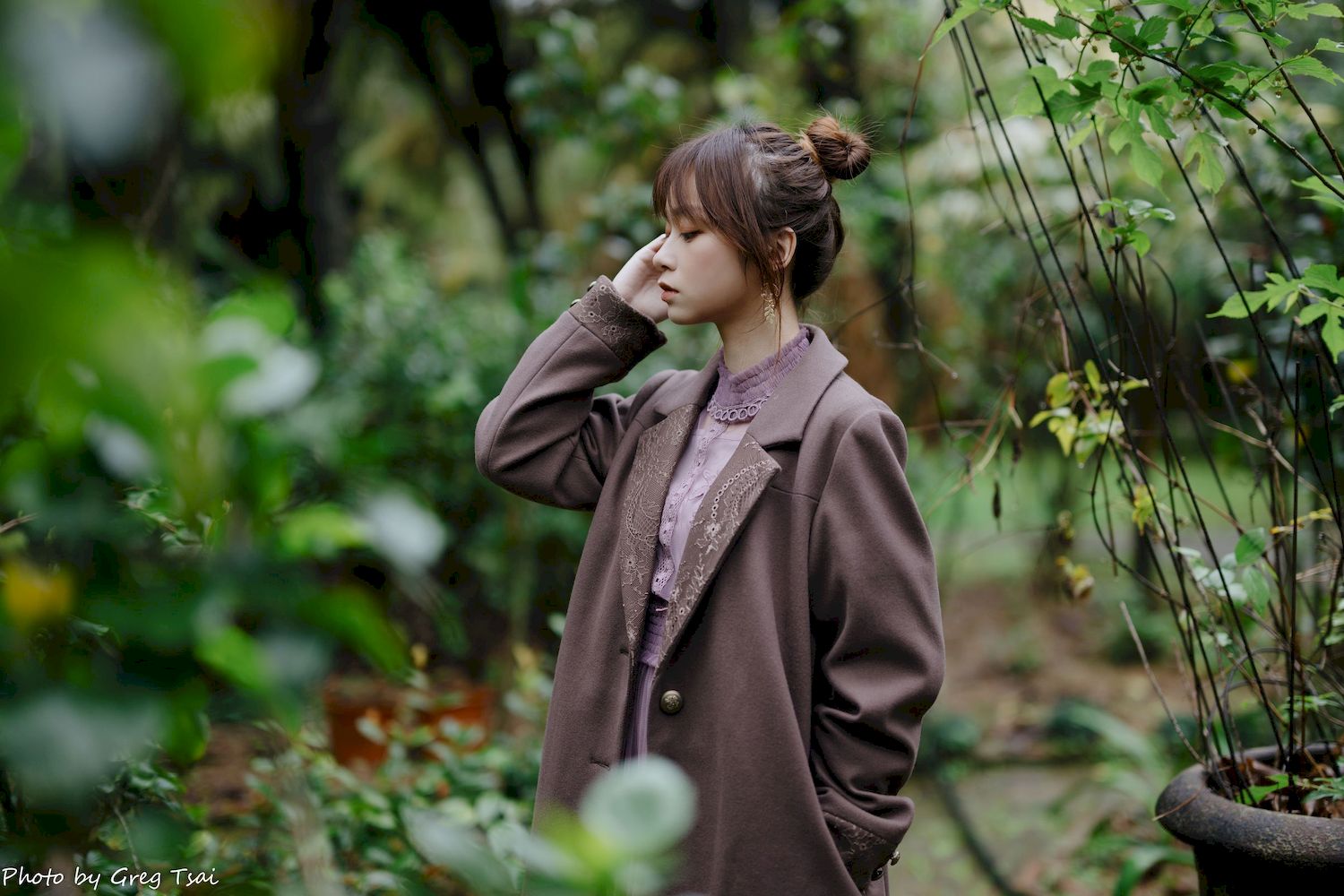 畊畊浅紫色蕾丝上衣花园暖调氛围摄影‌