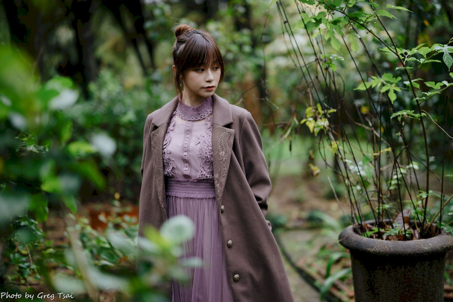 畊畊浅紫色蕾丝上衣花园暖调氛围摄影‌