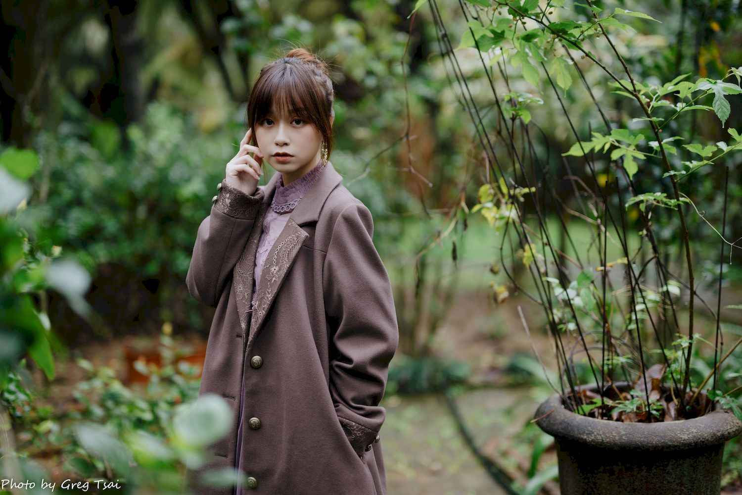 畊畊浅紫色蕾丝上衣花园暖调氛围摄影‌