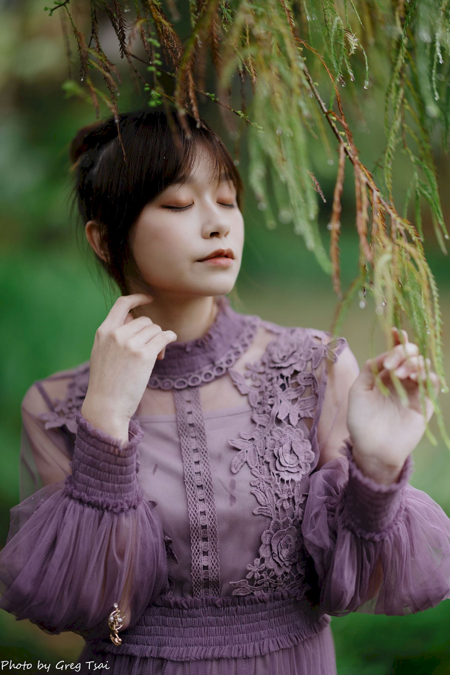 畊畊浅紫色蕾丝上衣花园暖调氛围摄影‌