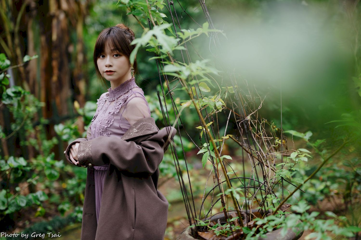 畊畊浅紫色蕾丝上衣花园暖调氛围摄影‌