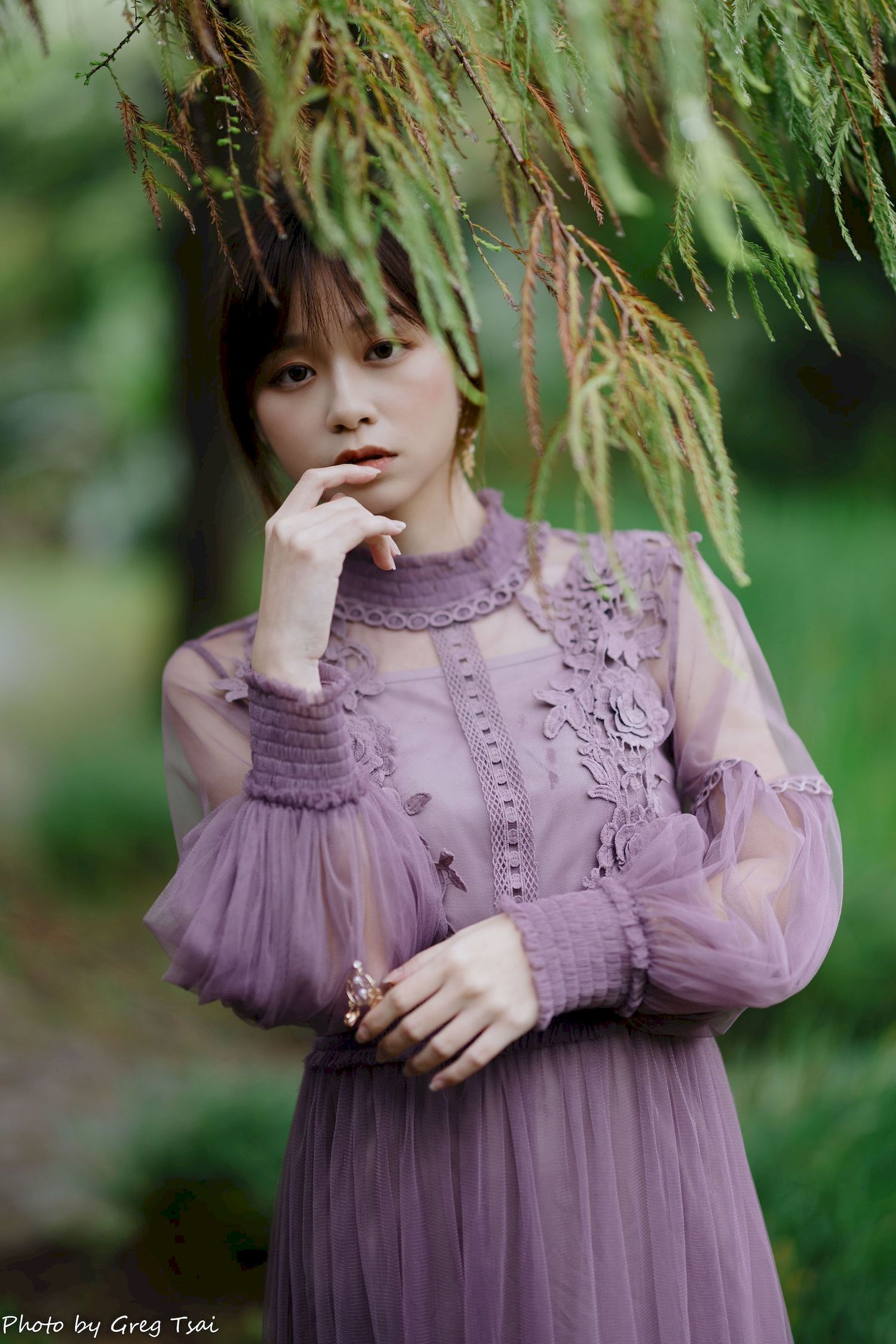 畊畊浅紫色蕾丝上衣花园暖调氛围摄影‌