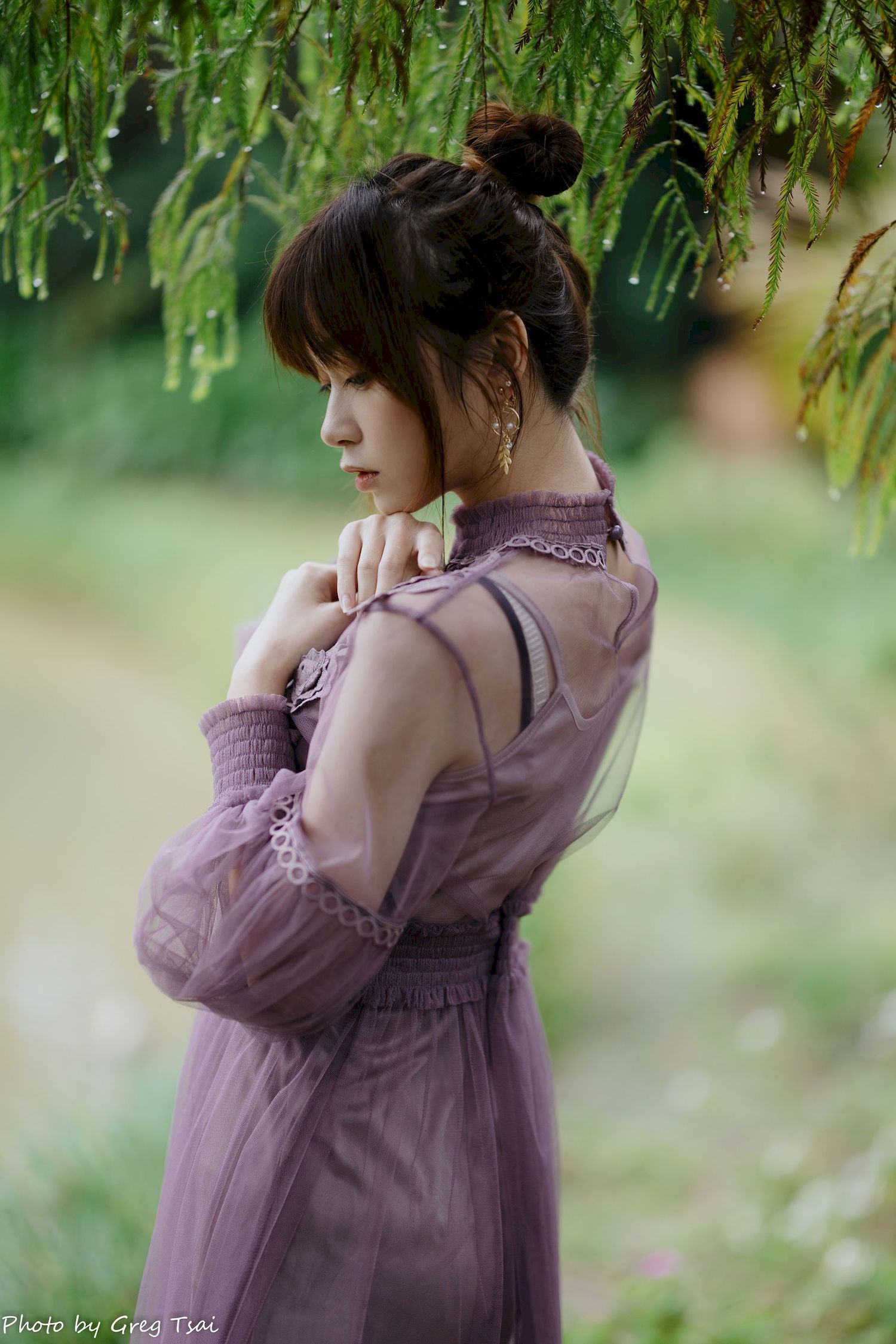 畊畊浅紫色蕾丝上衣花园暖调氛围摄影‌