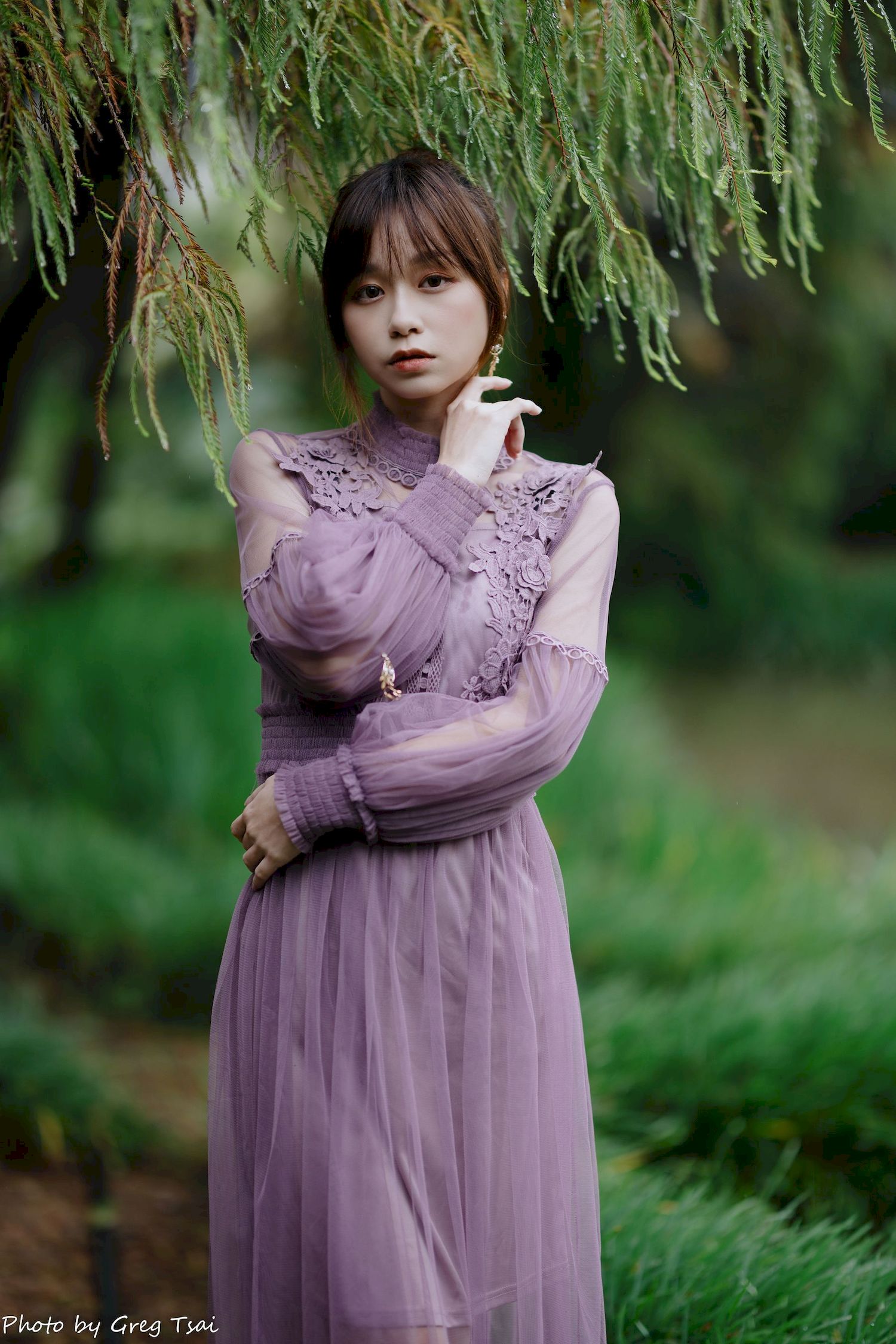 畊畊浅紫色蕾丝上衣花园暖调氛围摄影‌