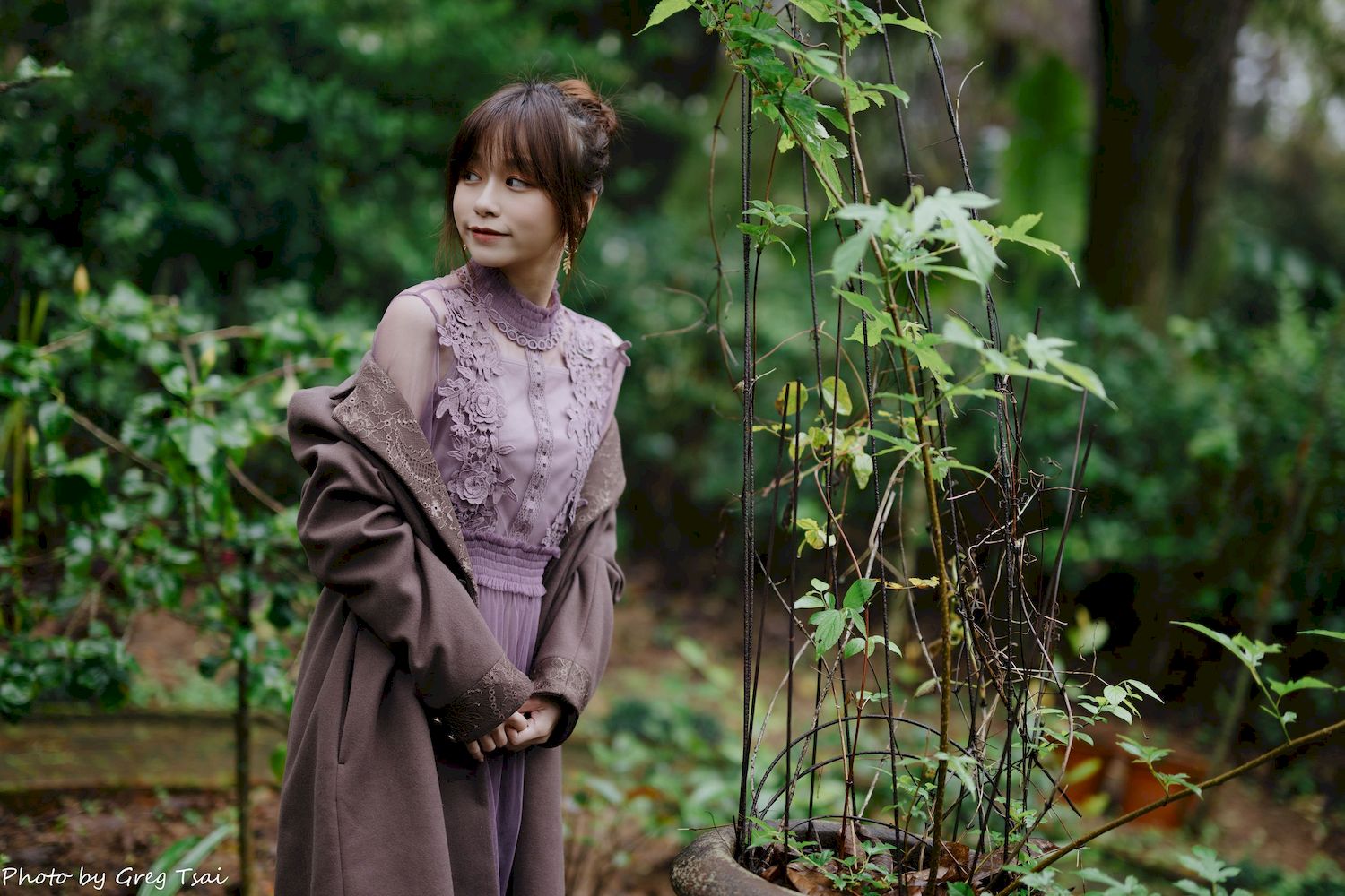 畊畊浅紫色蕾丝上衣花园暖调氛围摄影‌