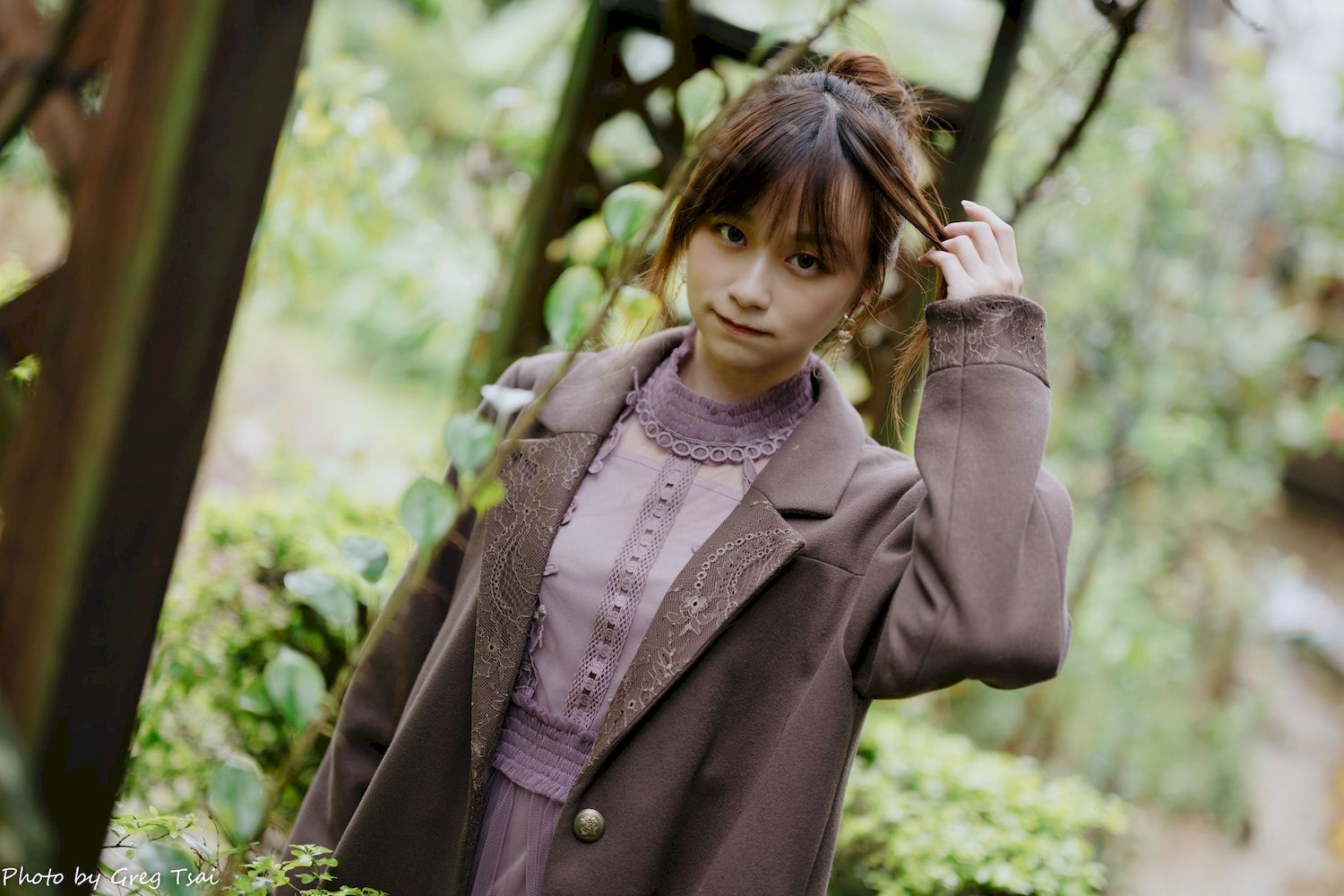 畊畊浅紫色蕾丝上衣花园暖调氛围摄影‌