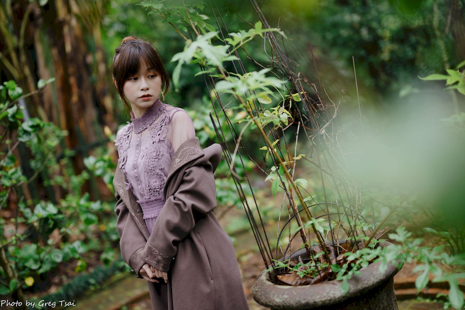 畊畊浅紫色蕾丝上衣花园暖调氛围摄影‌