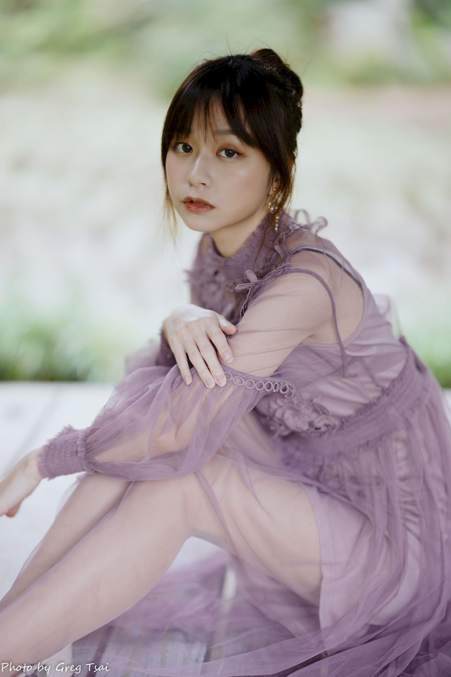 畊畊浅紫色蕾丝上衣花园暖调氛围摄影‌