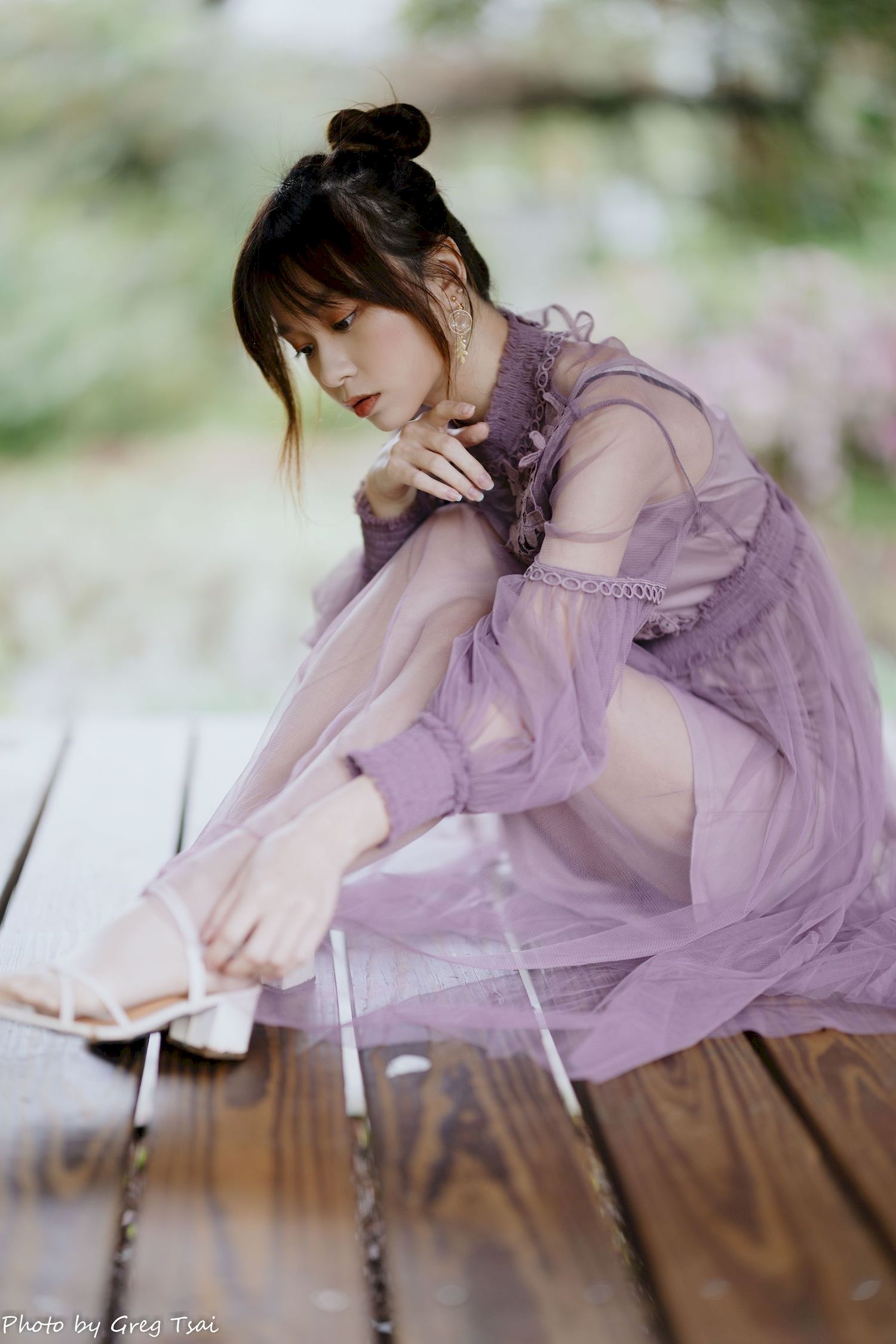 畊畊浅紫色蕾丝上衣花园暖调氛围摄影‌