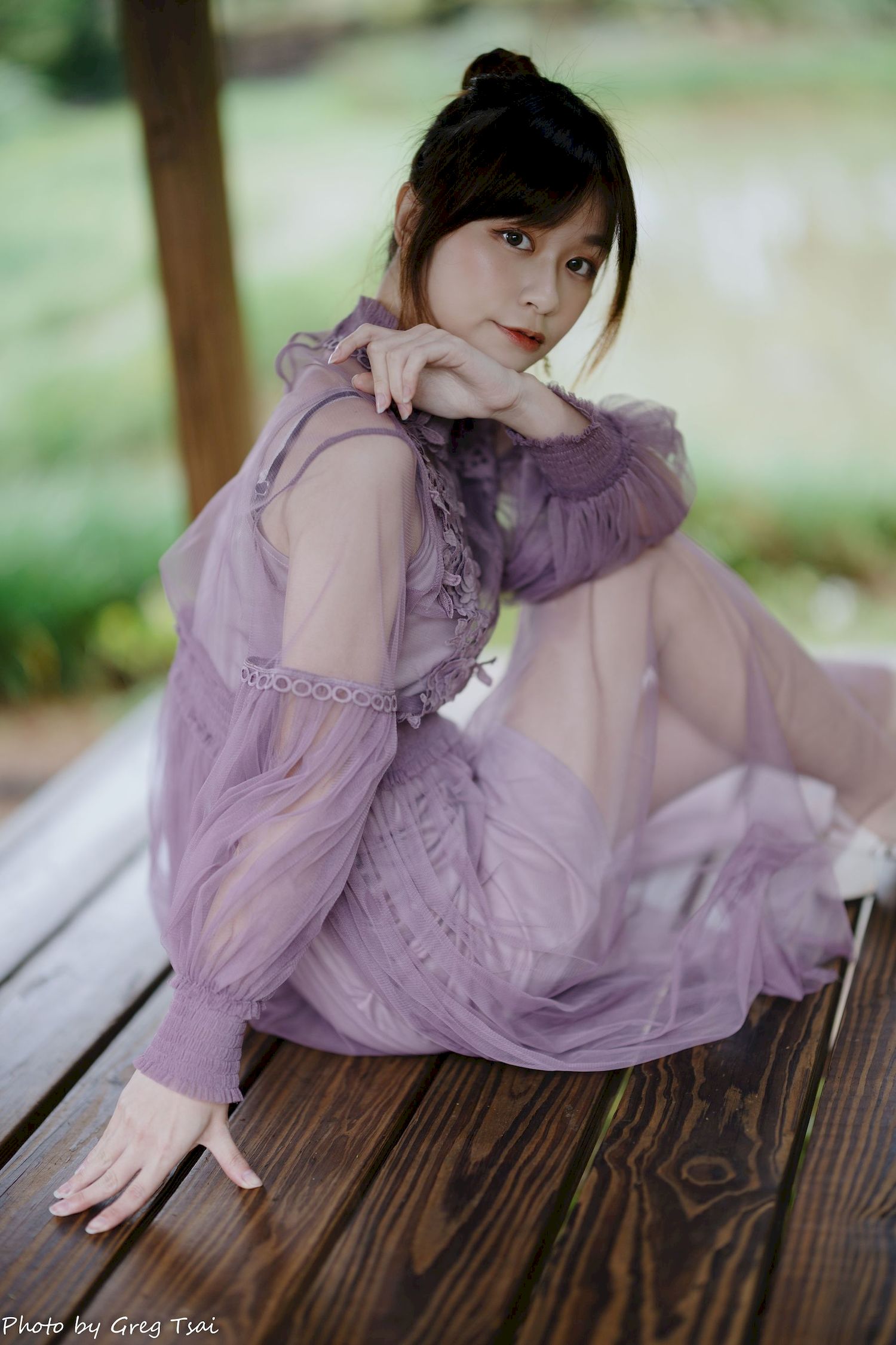 畊畊浅紫色蕾丝上衣花园暖调氛围摄影‌