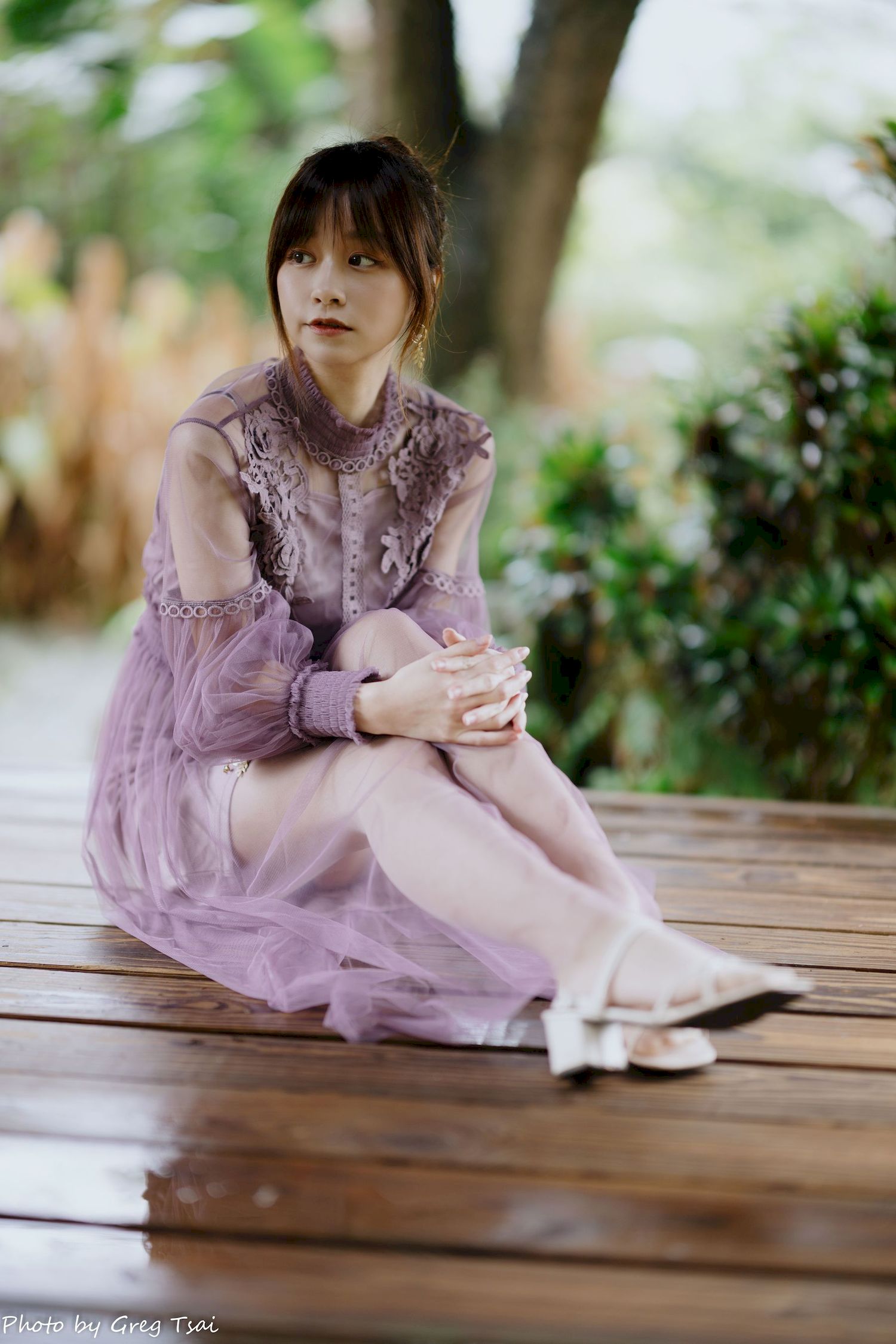 畊畊浅紫色蕾丝上衣花园暖调氛围摄影‌