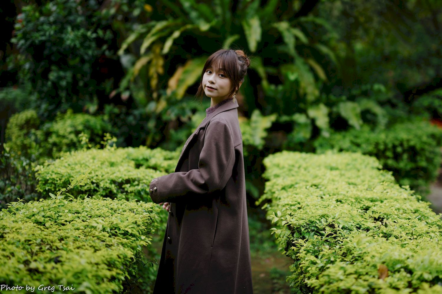 畊畊浅紫色蕾丝上衣花园暖调氛围摄影‌