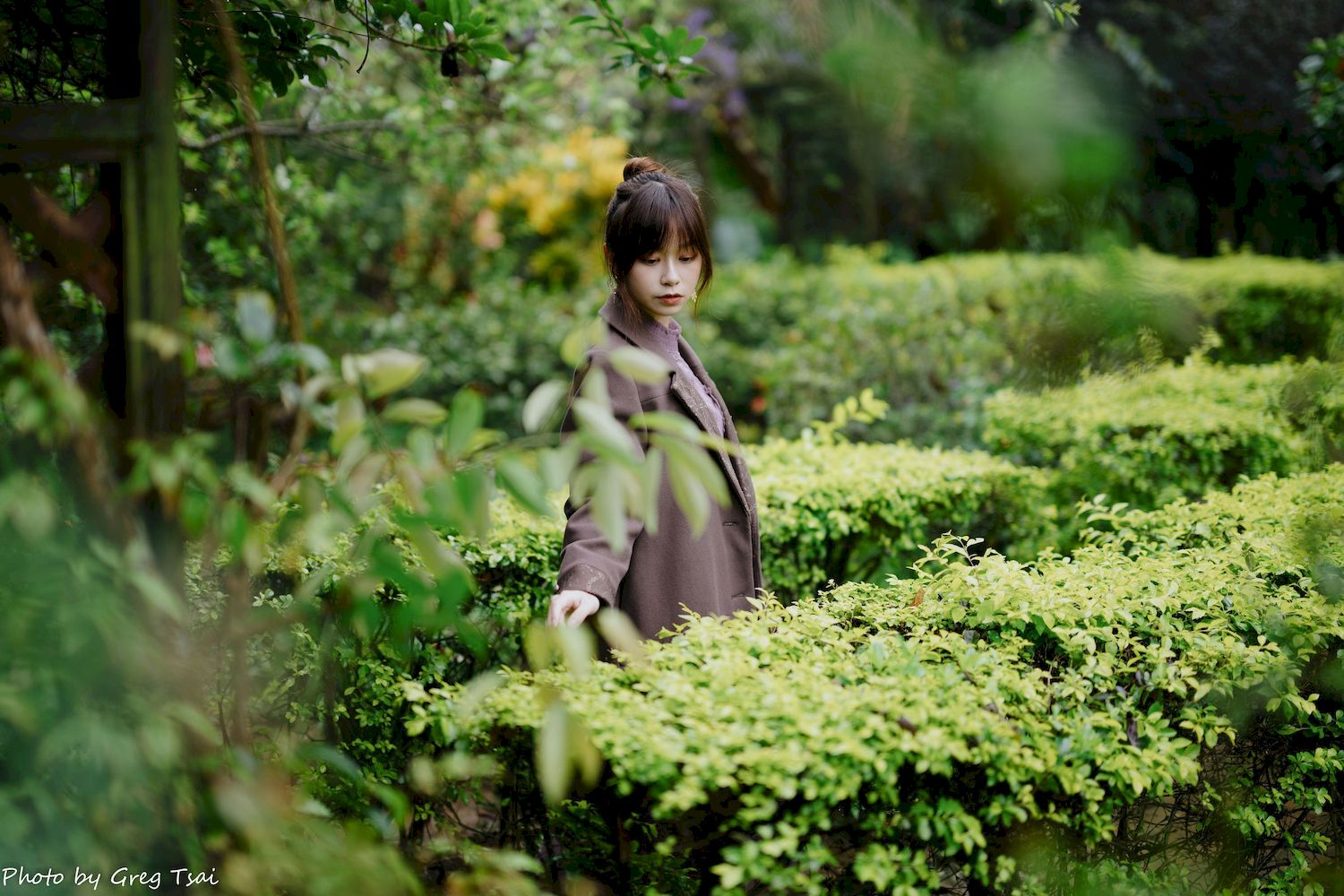 畊畊浅紫色蕾丝上衣花园暖调氛围摄影‌