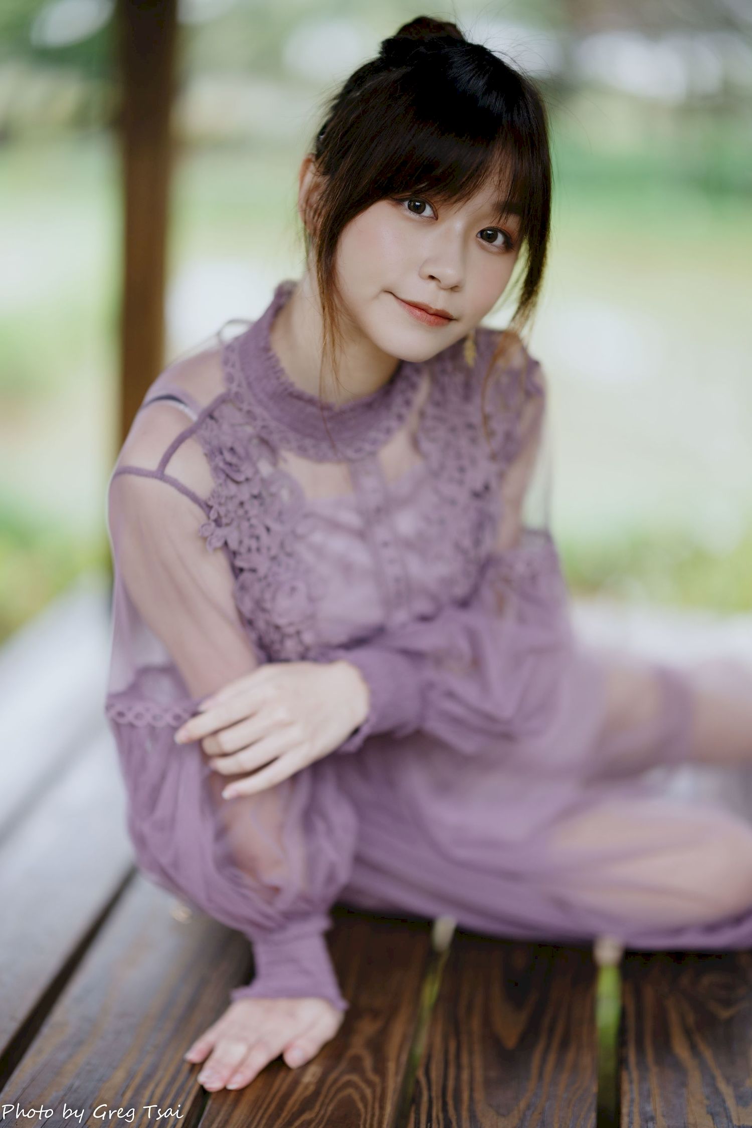 畊畊浅紫色蕾丝上衣花园暖调氛围摄影‌