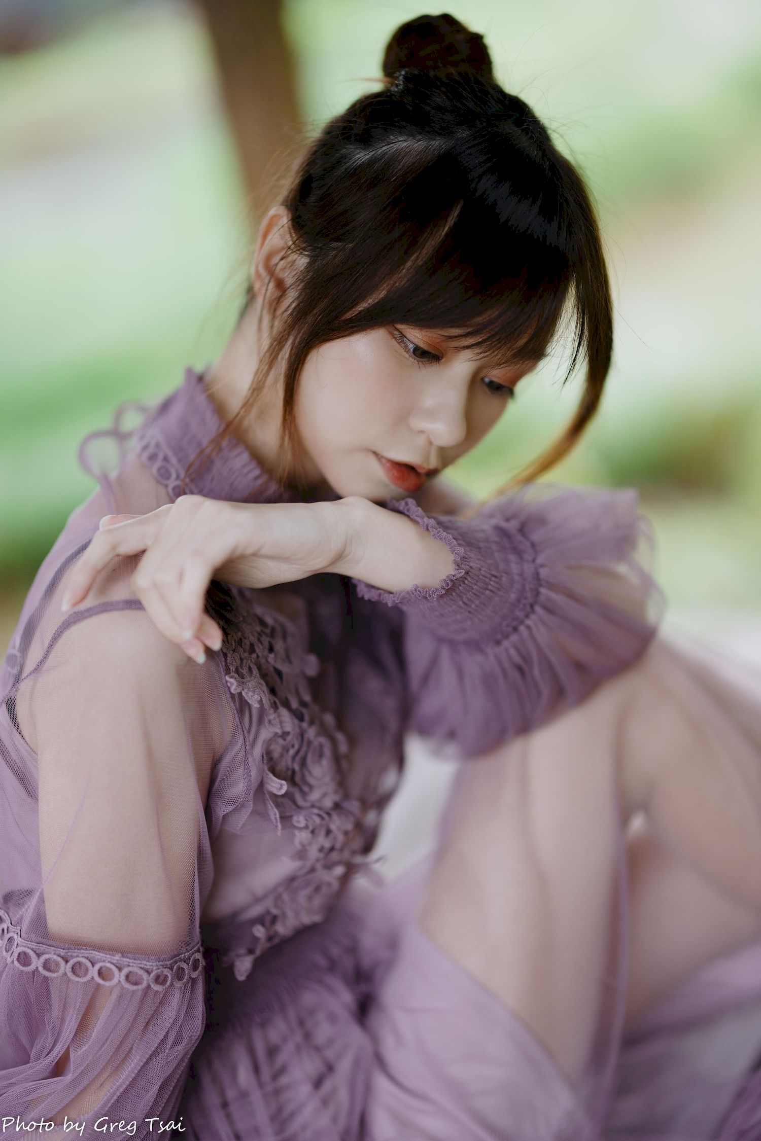 畊畊浅紫色蕾丝上衣花园暖调氛围摄影‌