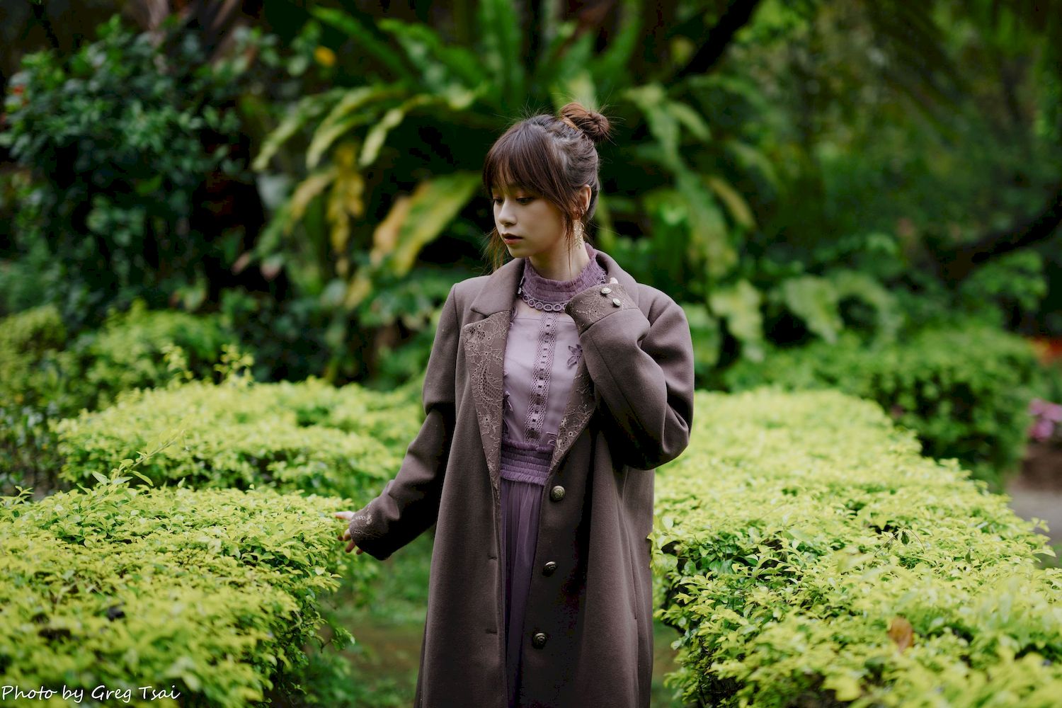 畊畊浅紫色蕾丝上衣花园暖调氛围摄影‌