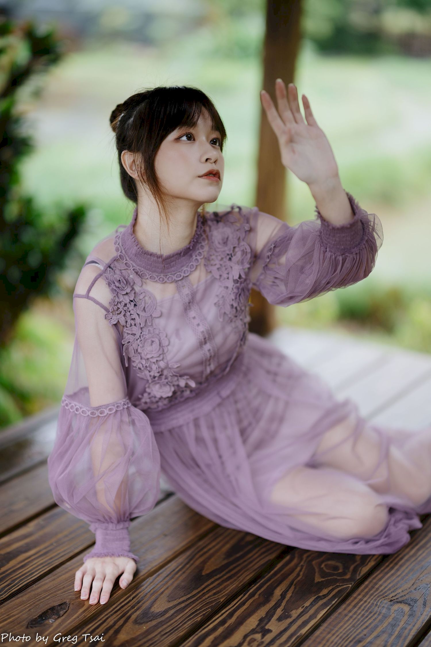 畊畊浅紫色蕾丝上衣花园暖调氛围摄影‌