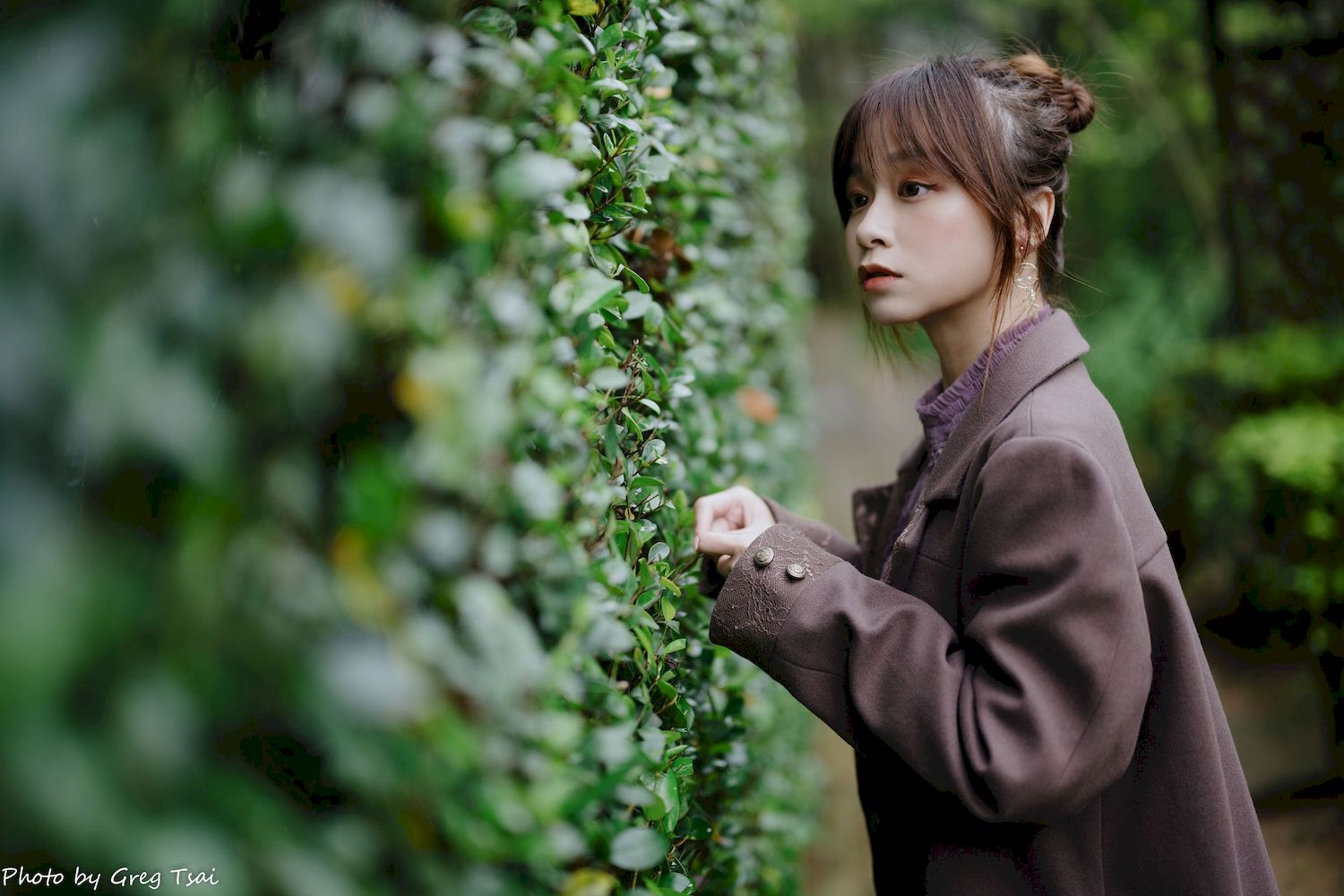 畊畊浅紫色蕾丝上衣花园暖调氛围摄影‌