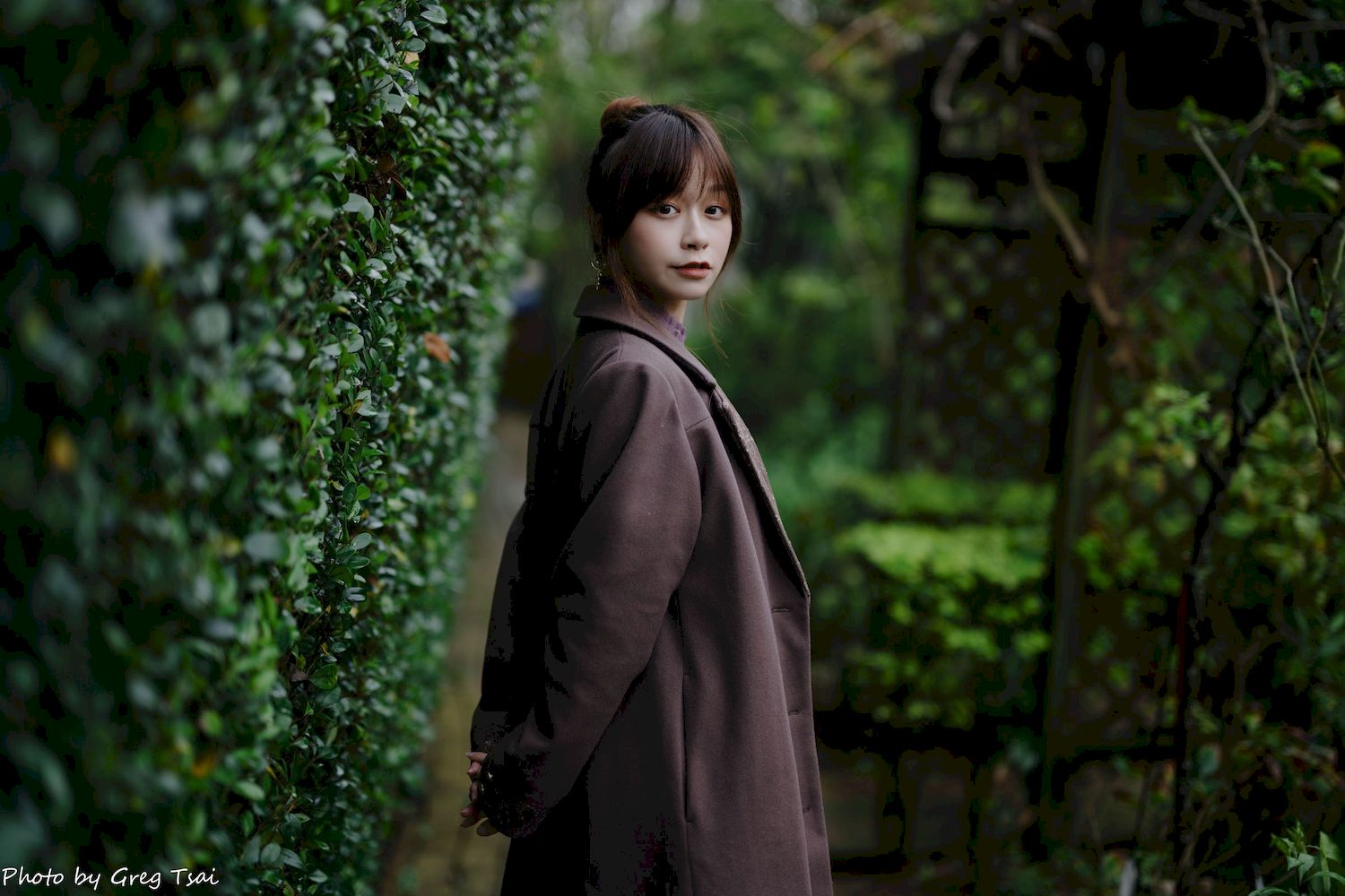 畊畊浅紫色蕾丝上衣花园暖调氛围摄影‌