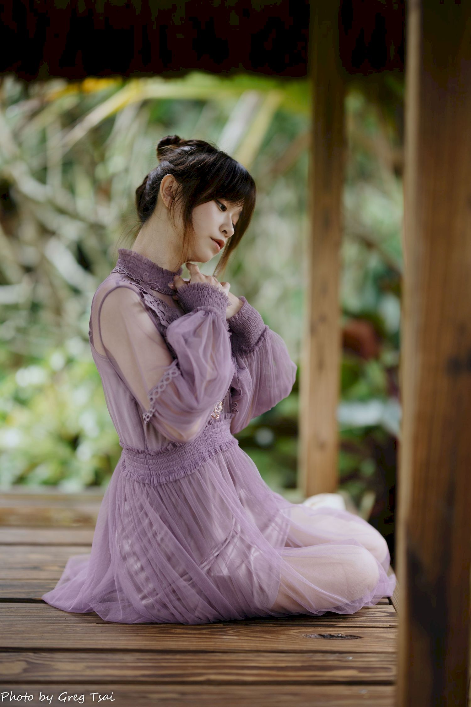畊畊浅紫色蕾丝上衣花园暖调氛围摄影‌