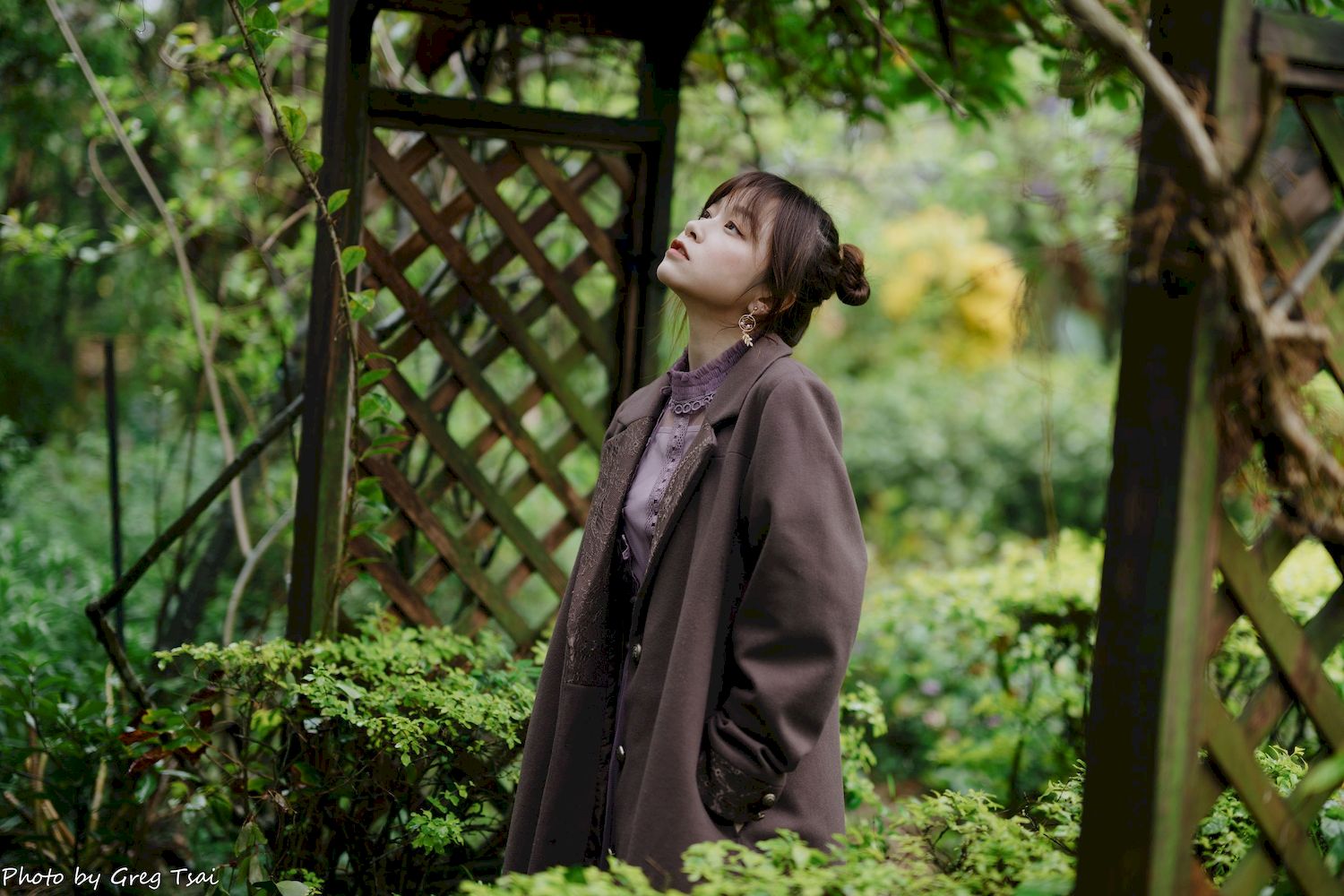 畊畊浅紫色蕾丝上衣花园暖调氛围摄影‌