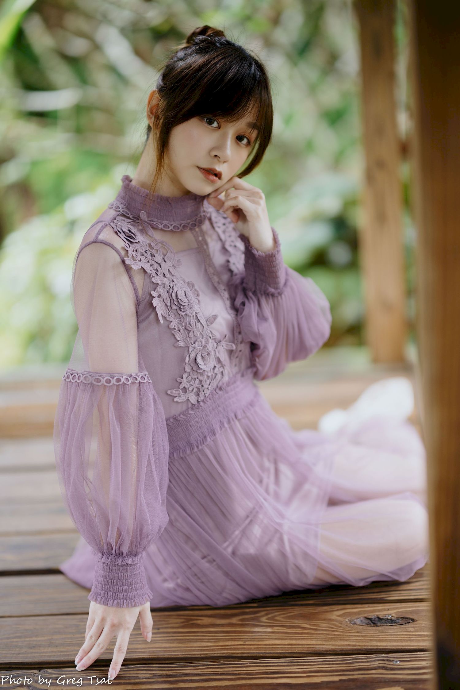 畊畊浅紫色蕾丝上衣花园暖调氛围摄影‌