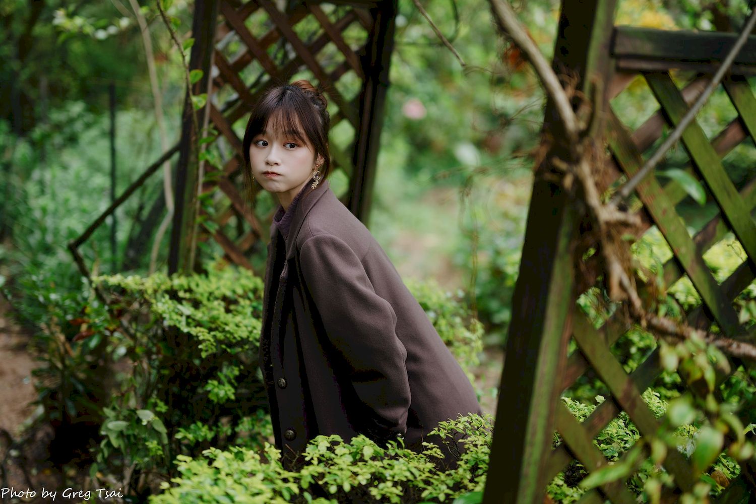 畊畊浅紫色蕾丝上衣花园暖调氛围摄影‌