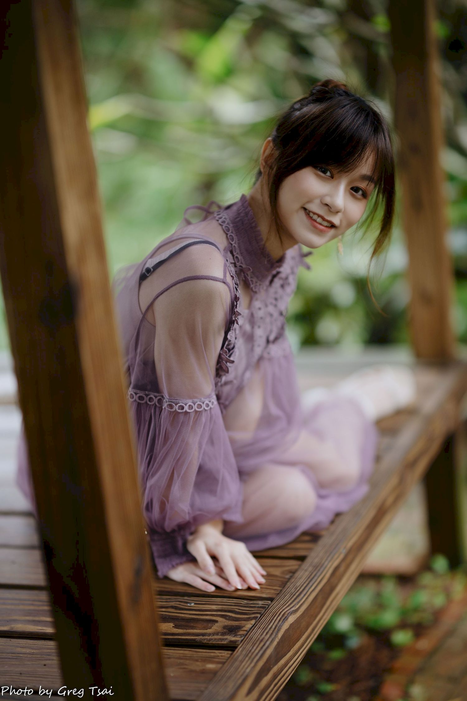 畊畊浅紫色蕾丝上衣花园暖调氛围摄影‌