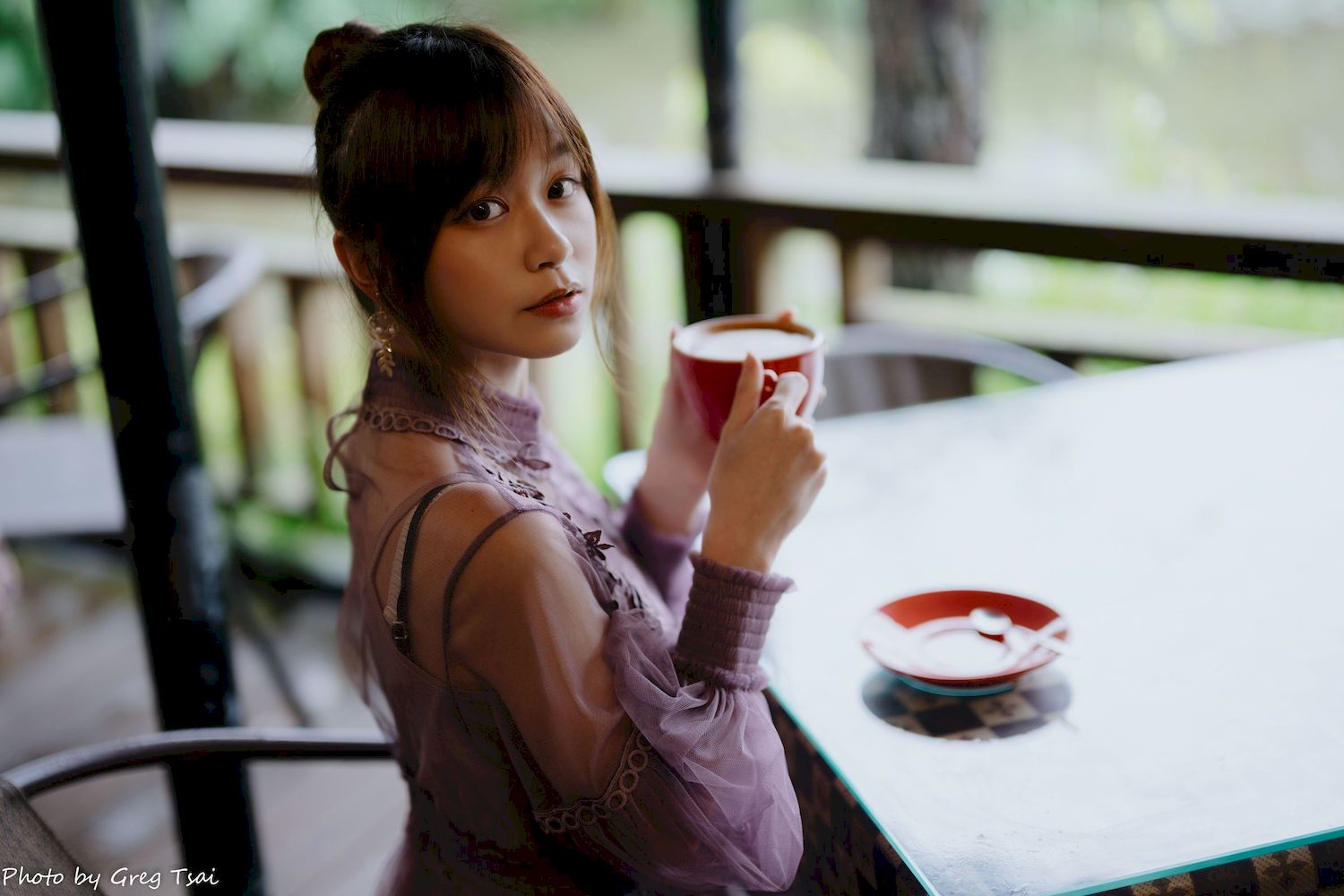 畊畊浅紫色蕾丝上衣花园暖调氛围摄影‌