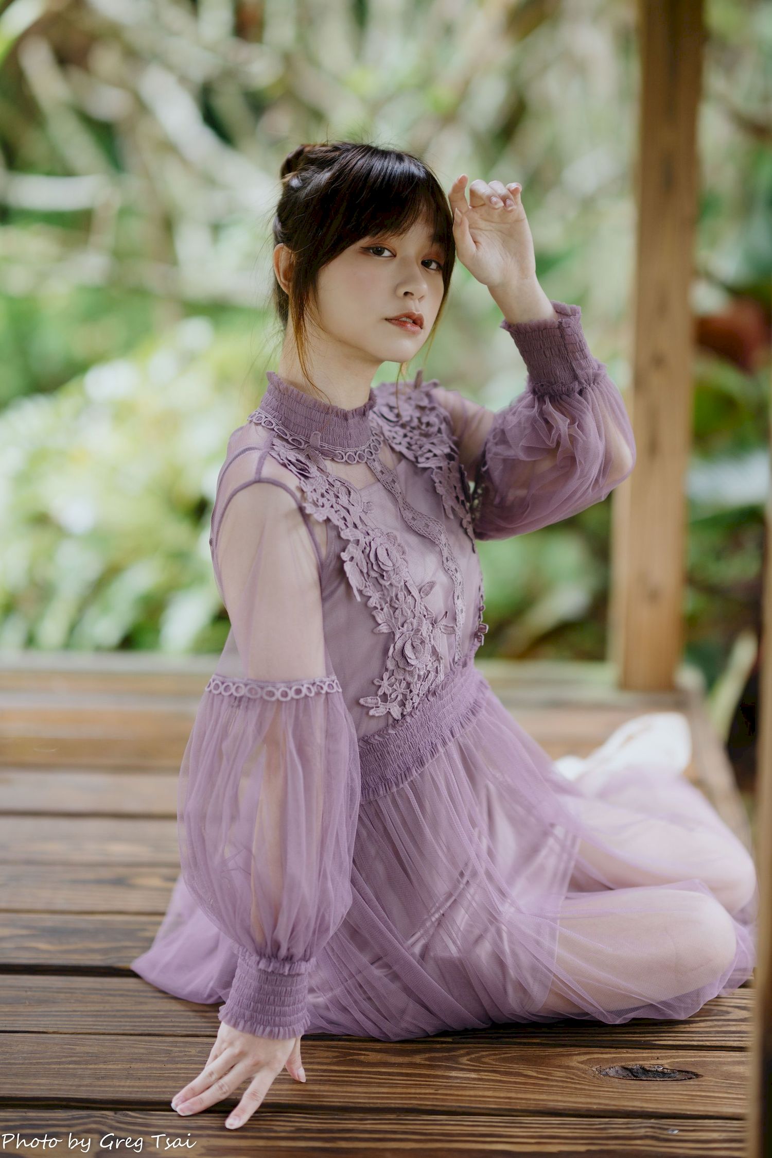 畊畊浅紫色蕾丝上衣花园暖调氛围摄影‌