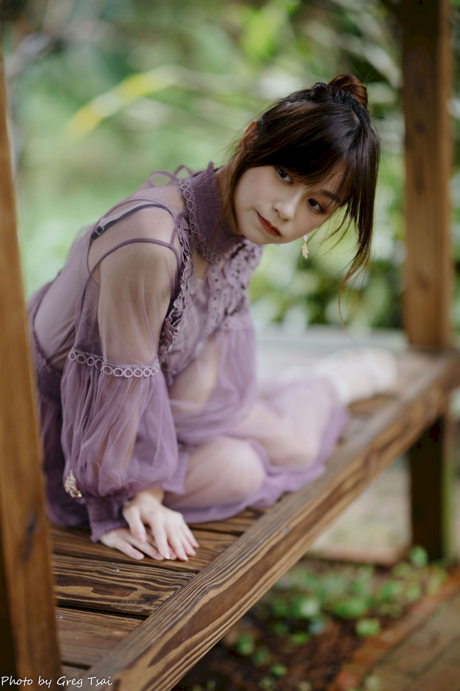 畊畊浅紫色蕾丝上衣花园暖调氛围摄影‌