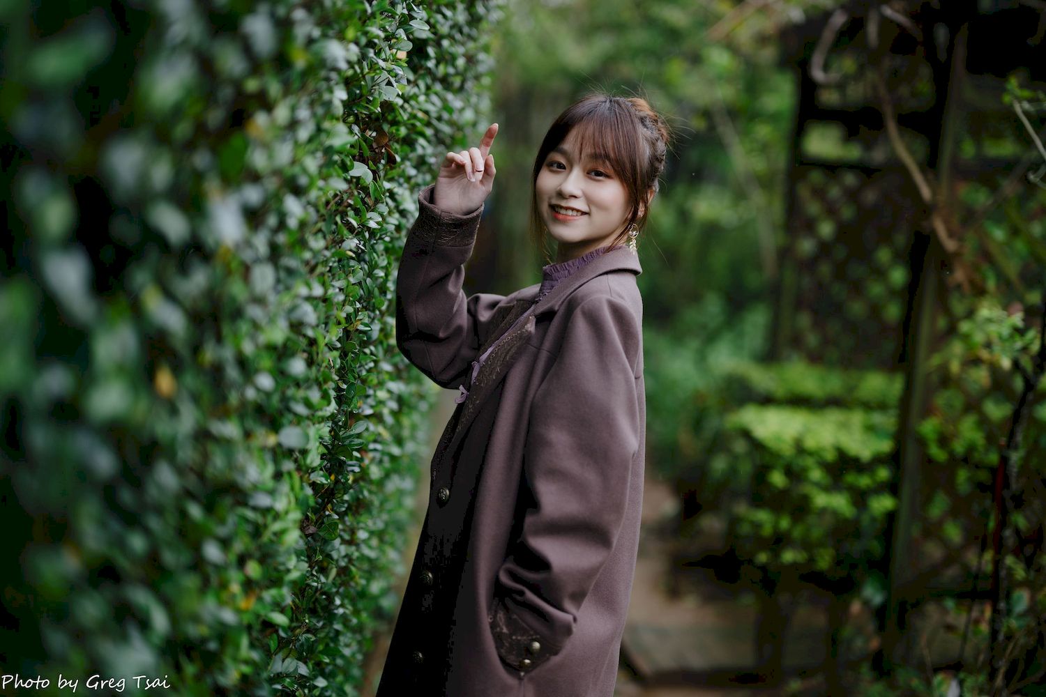 畊畊浅紫色蕾丝上衣花园暖调氛围摄影‌