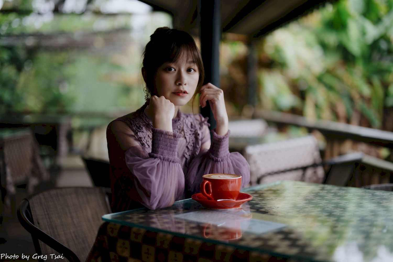 畊畊浅紫色蕾丝上衣花园暖调氛围摄影‌