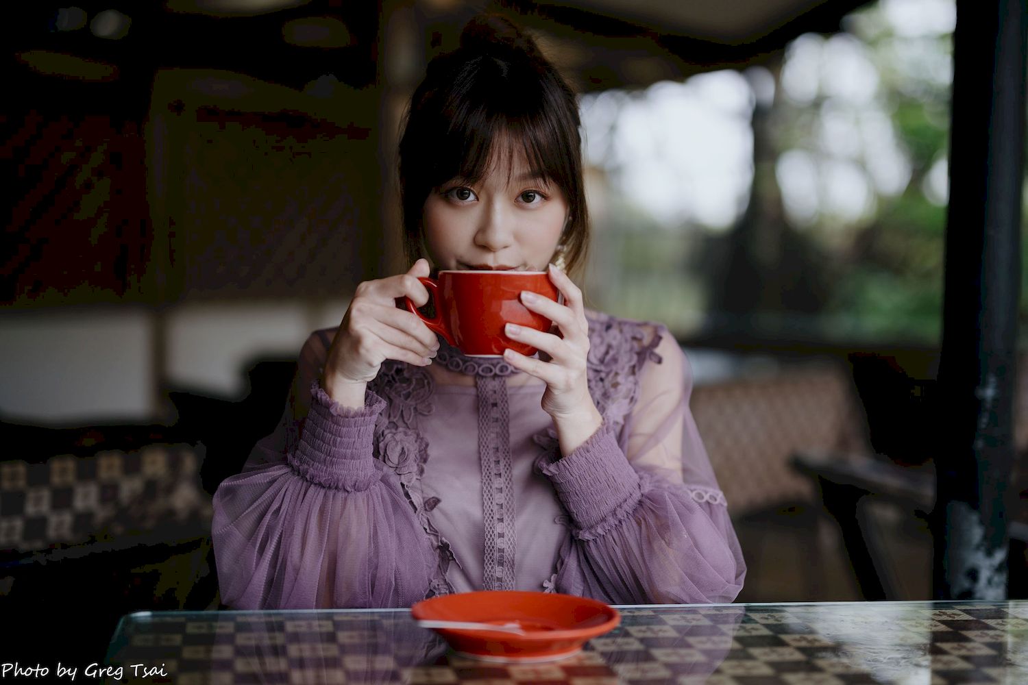 畊畊浅紫色蕾丝上衣花园暖调氛围摄影‌