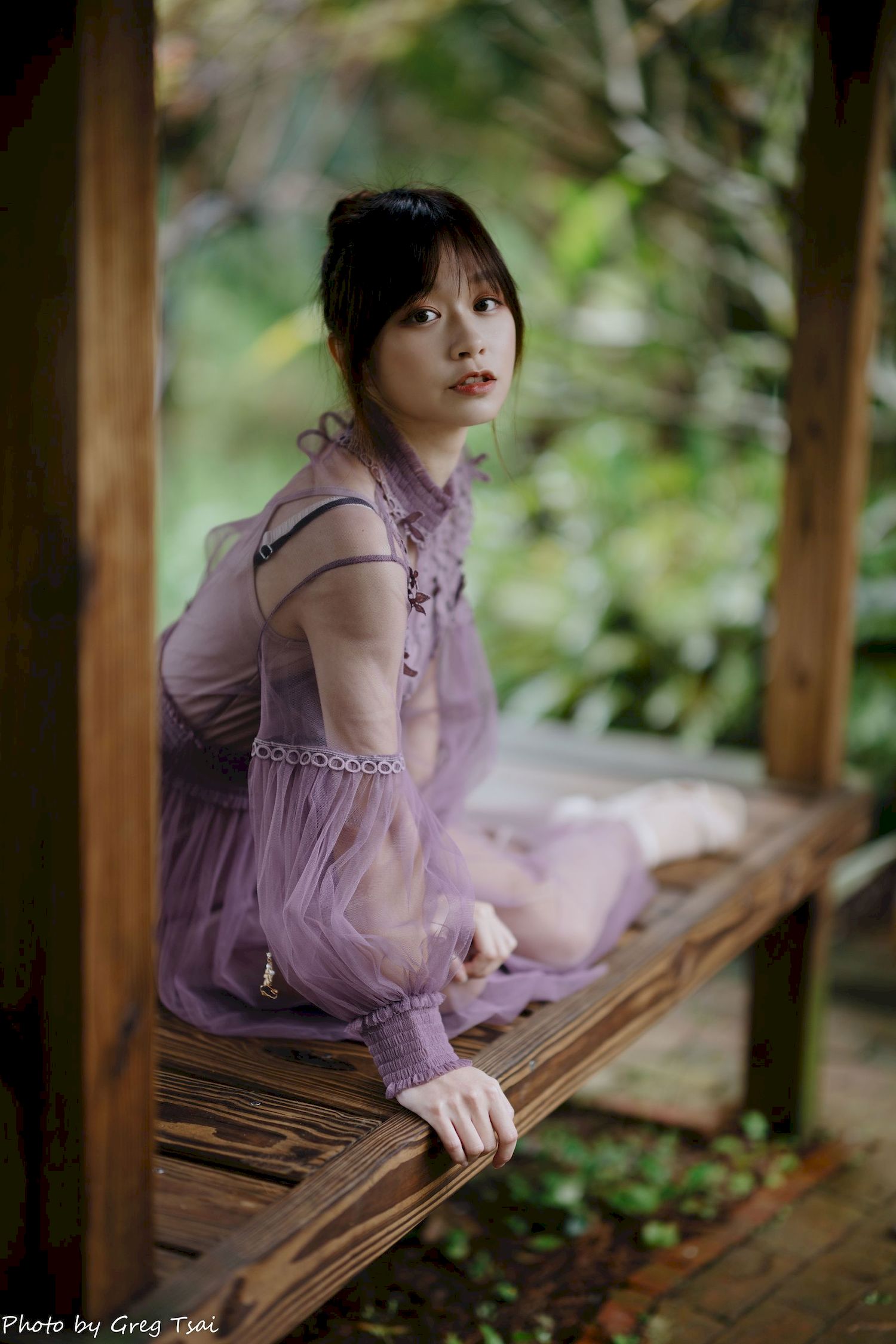 畊畊浅紫色蕾丝上衣花园暖调氛围摄影‌