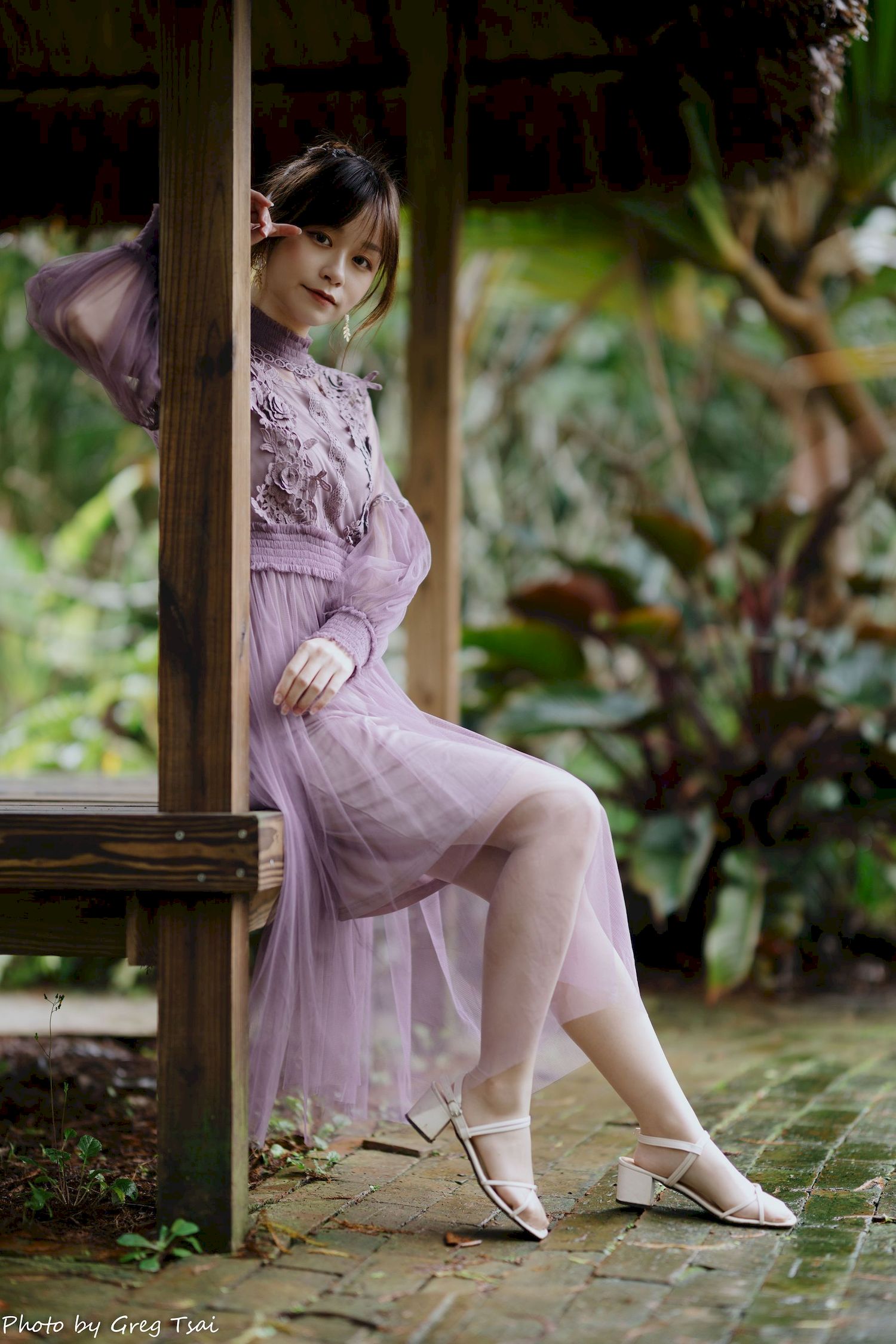 畊畊浅紫色蕾丝上衣花园暖调氛围摄影‌