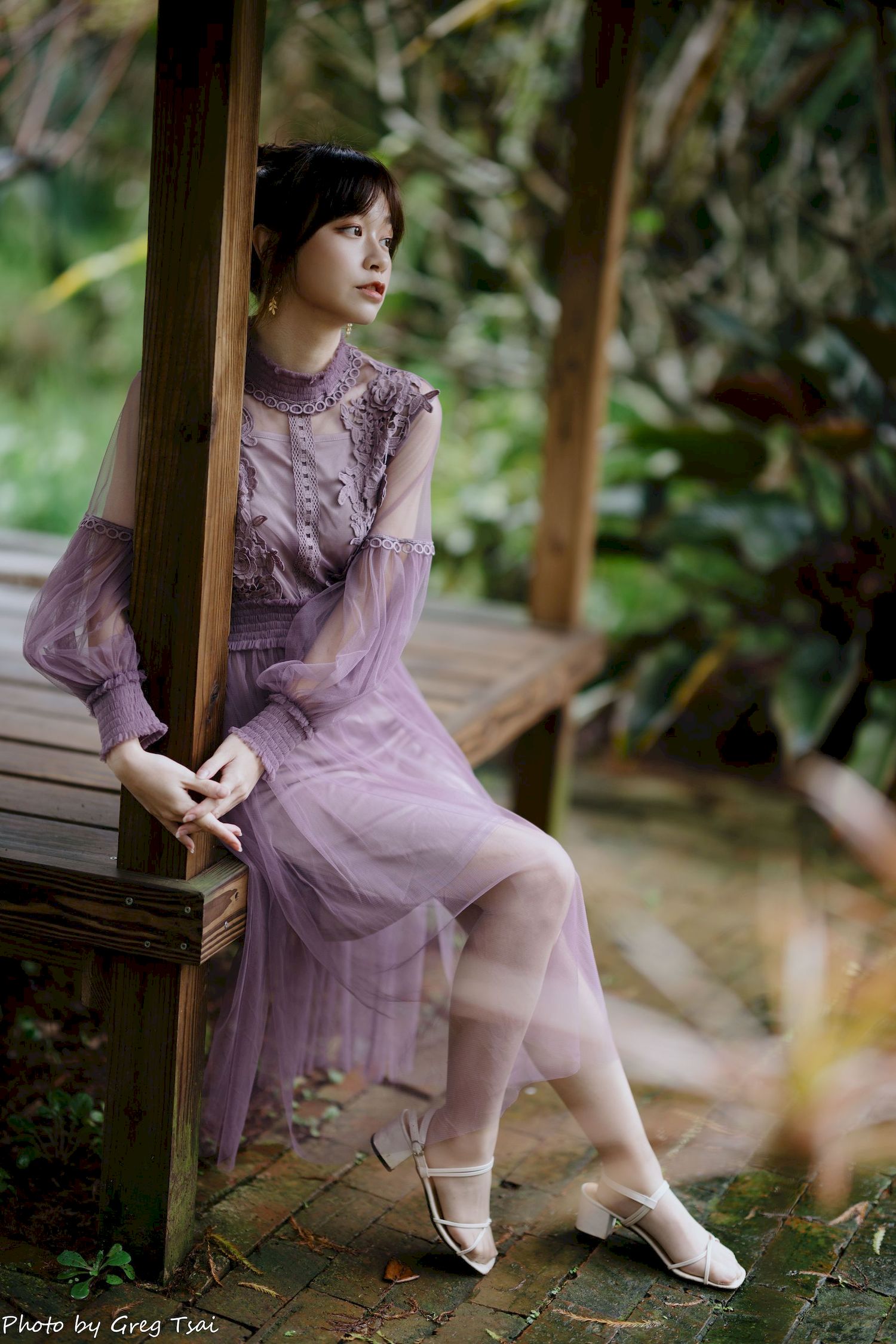 畊畊浅紫色蕾丝上衣花园暖调氛围摄影‌