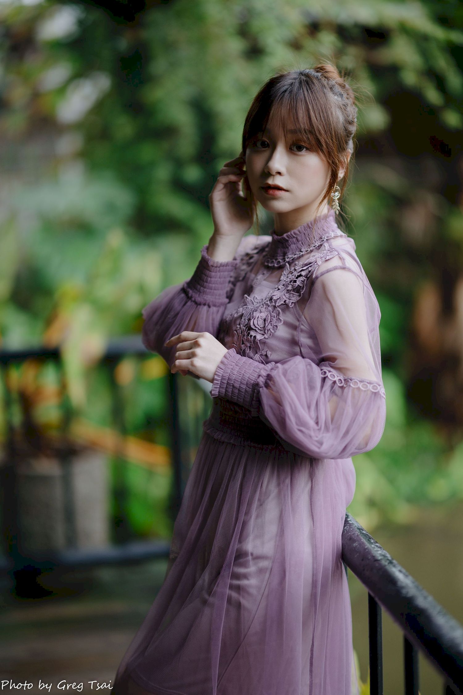 畊畊浅紫色蕾丝上衣花园暖调氛围摄影‌