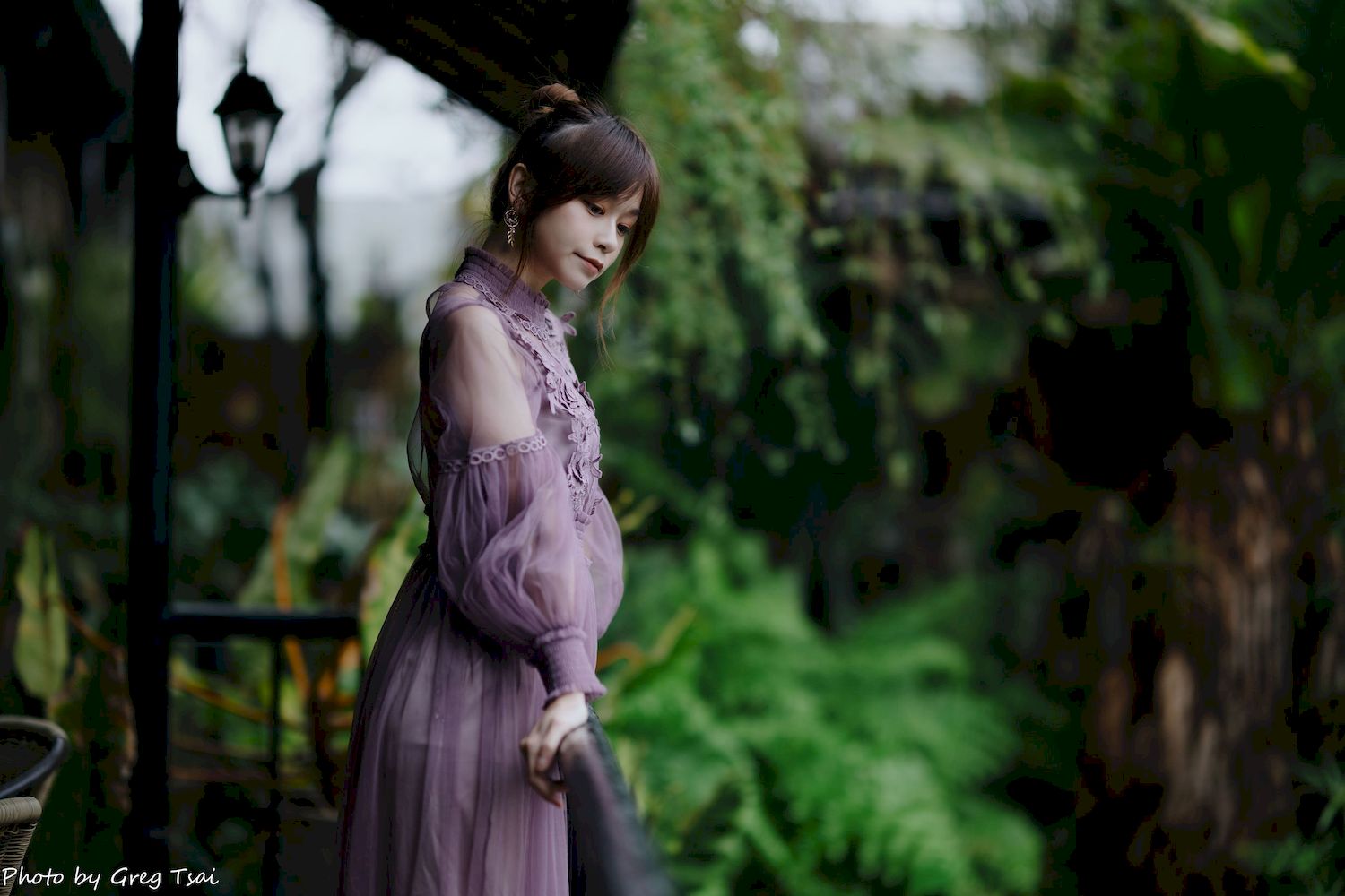 畊畊浅紫色蕾丝上衣花园暖调氛围摄影‌