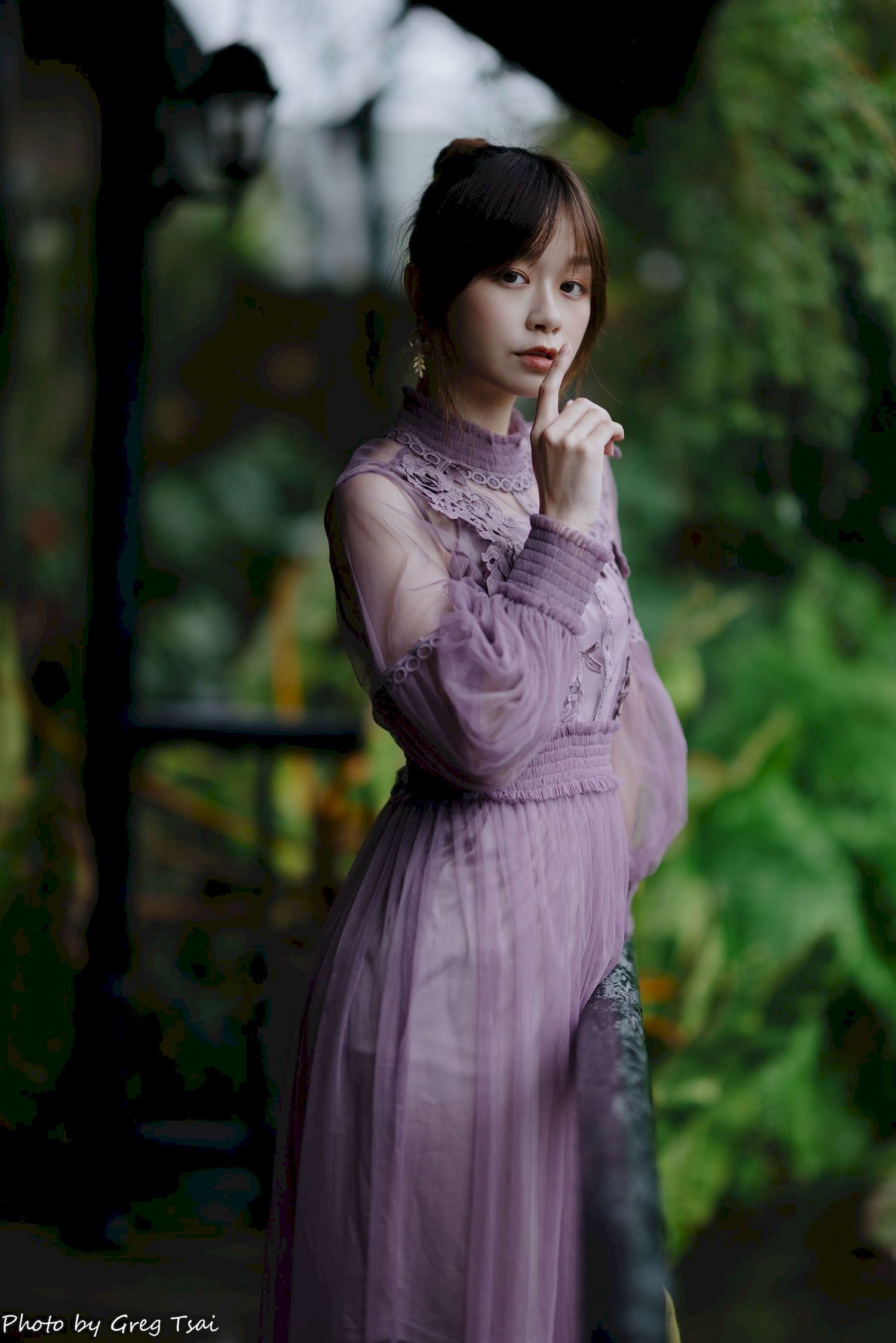 畊畊浅紫色蕾丝上衣花园暖调氛围摄影‌