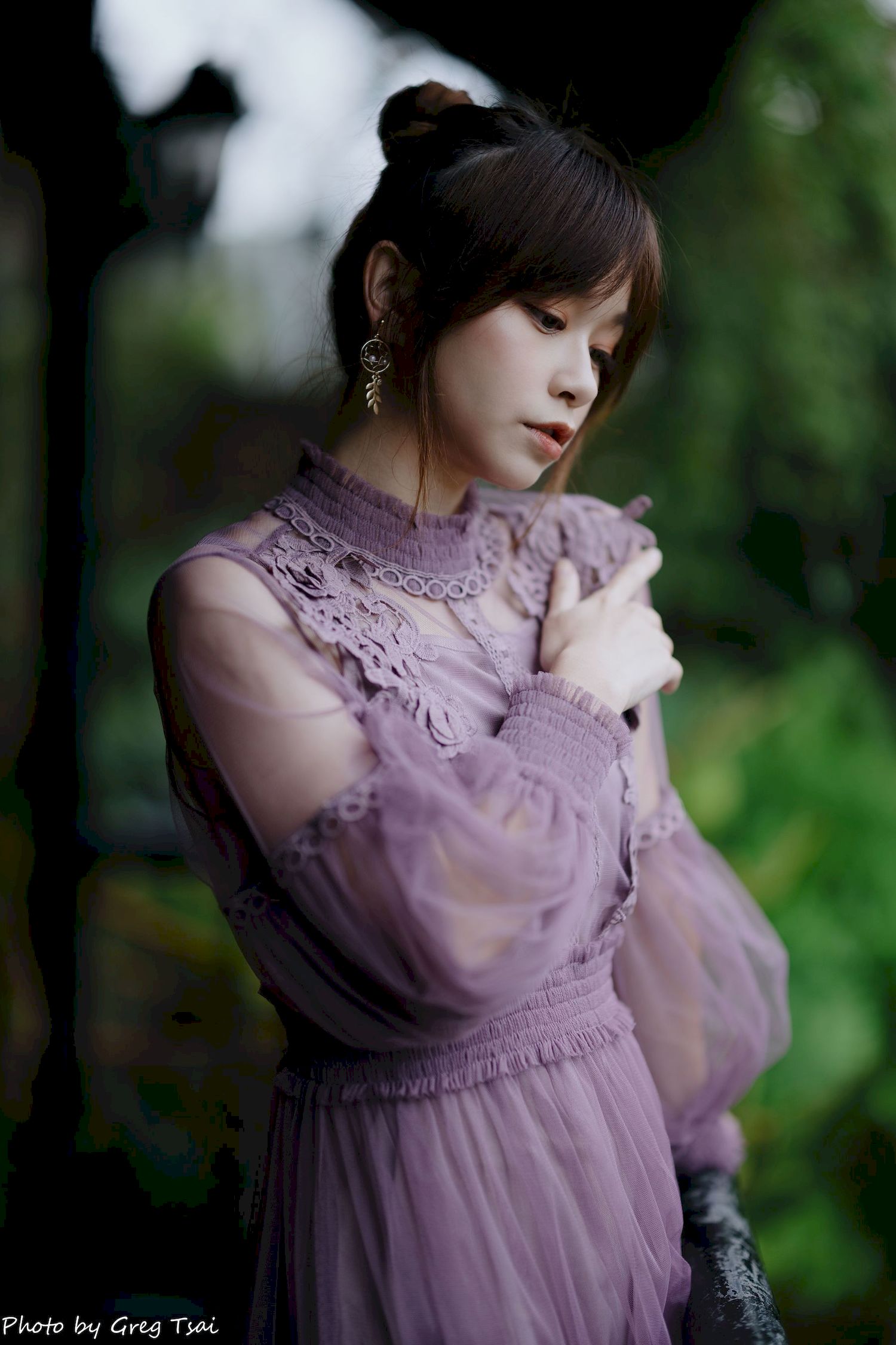 畊畊浅紫色蕾丝上衣花园暖调氛围摄影‌