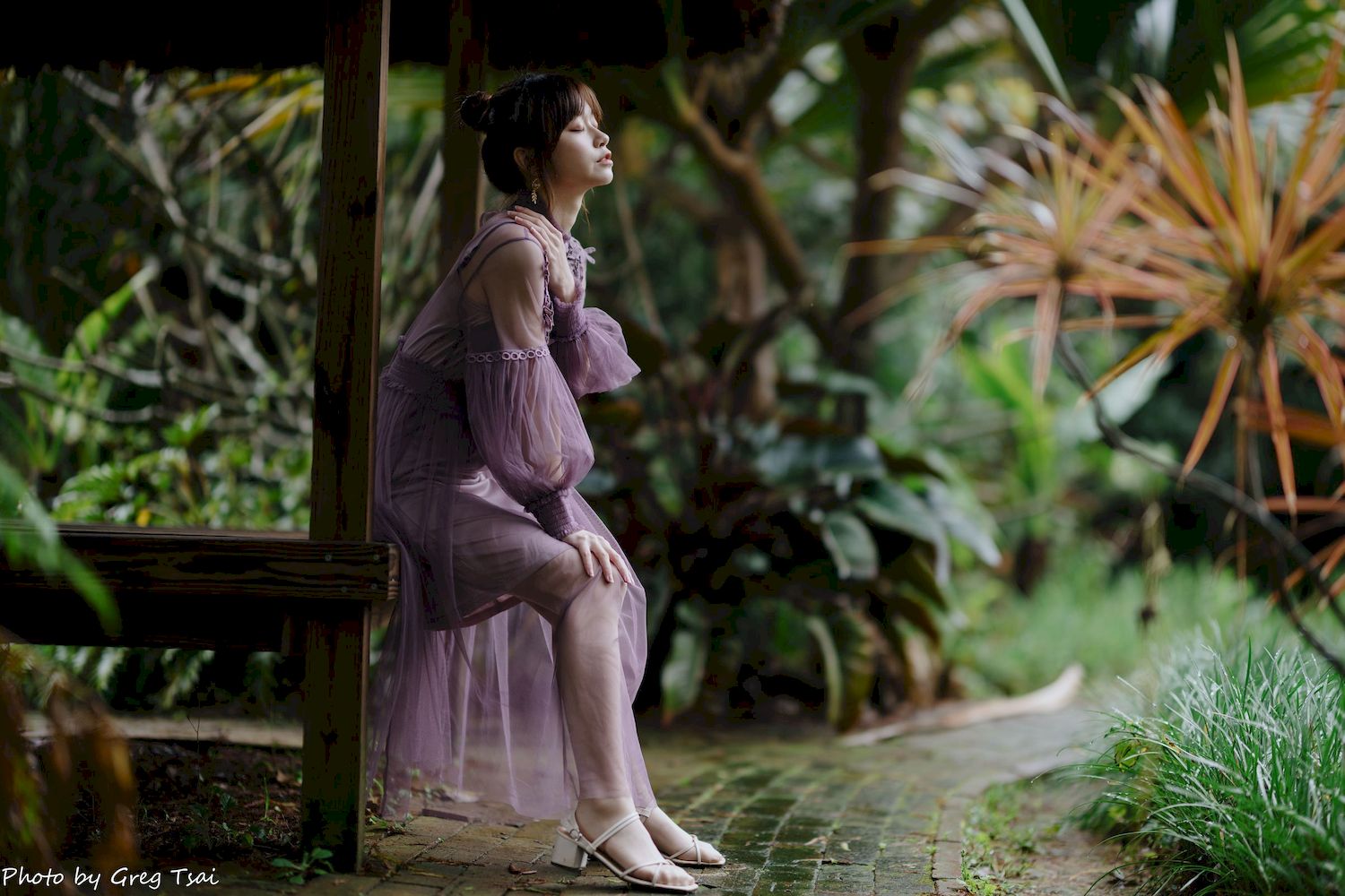 畊畊浅紫色蕾丝上衣花园暖调氛围摄影‌