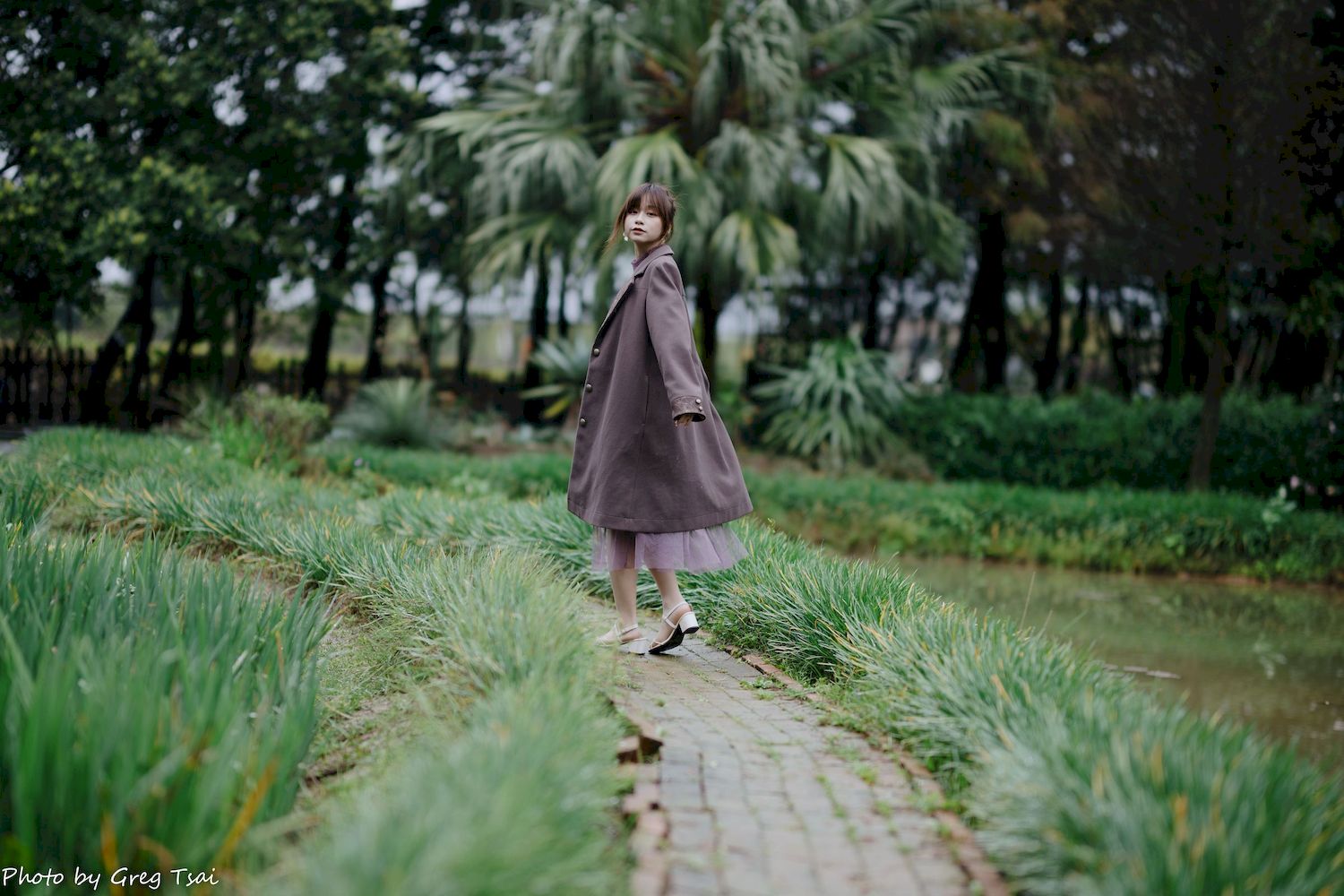 畊畊浅紫色蕾丝上衣花园暖调氛围摄影‌