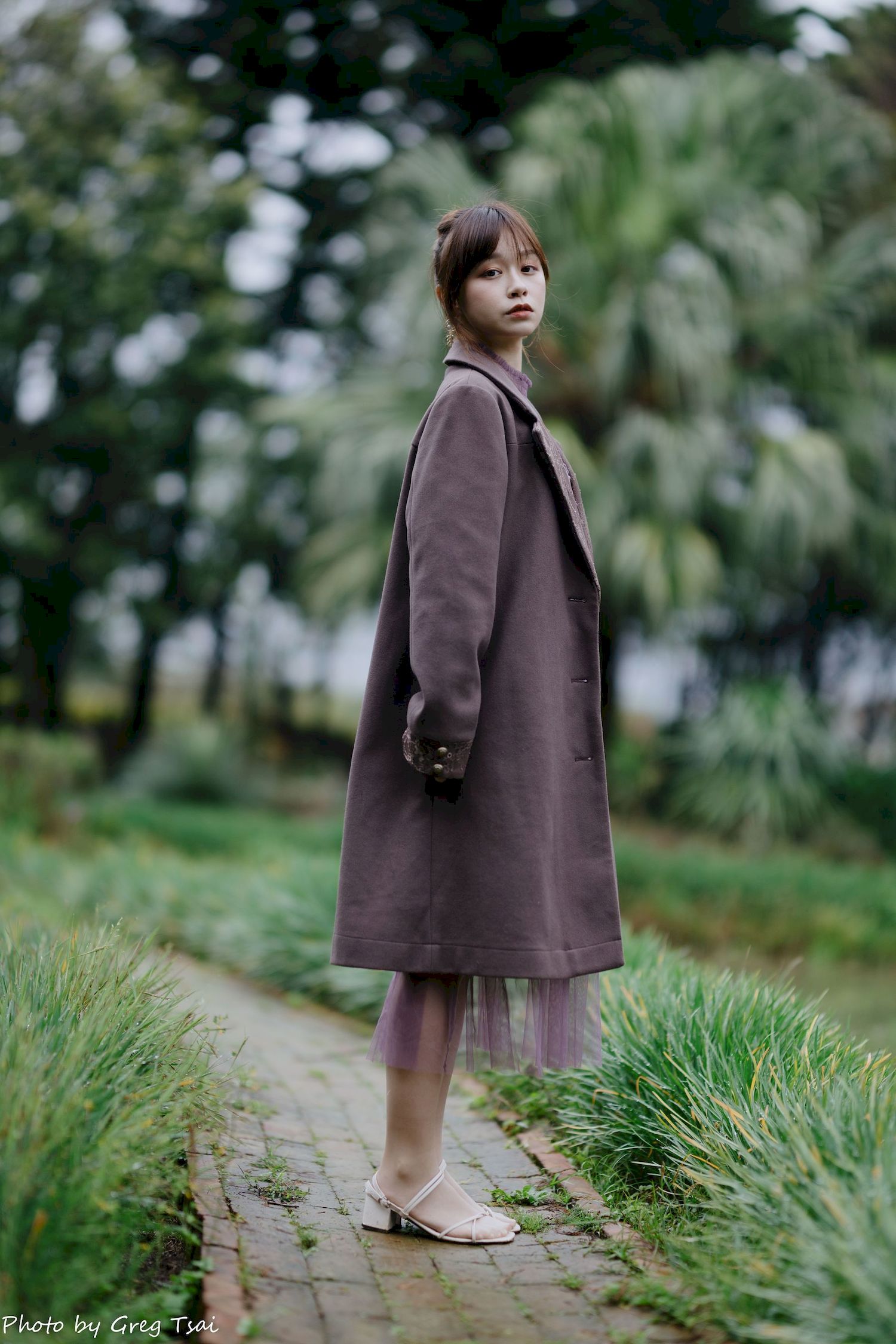 畊畊浅紫色蕾丝上衣花园暖调氛围摄影‌