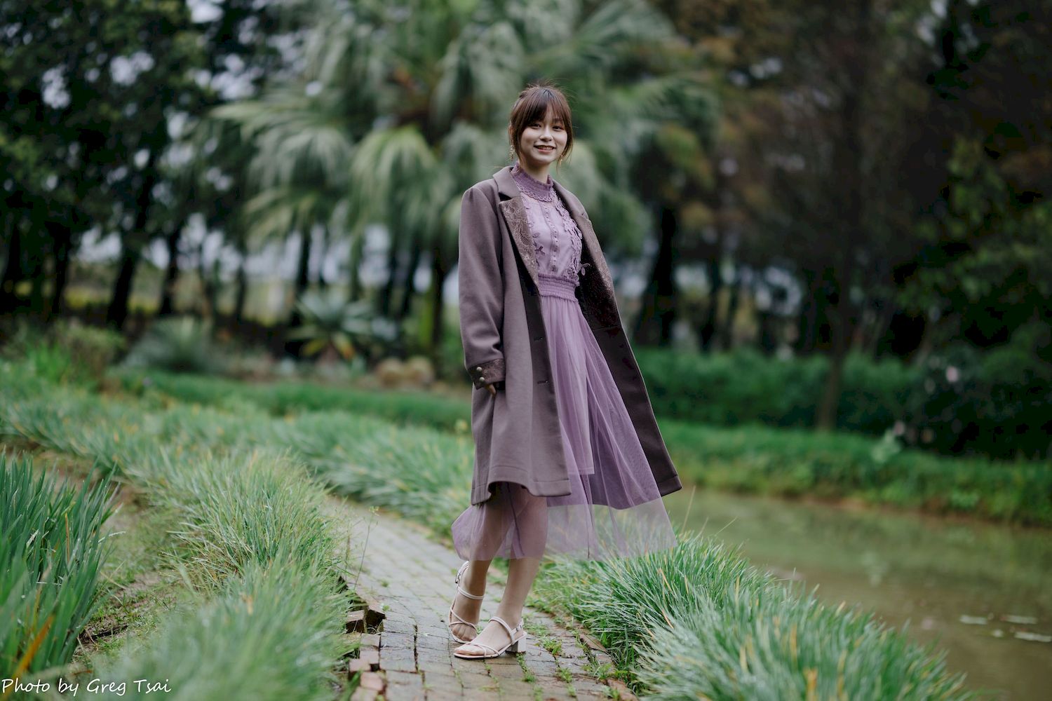 畊畊浅紫色蕾丝上衣花园暖调氛围摄影‌